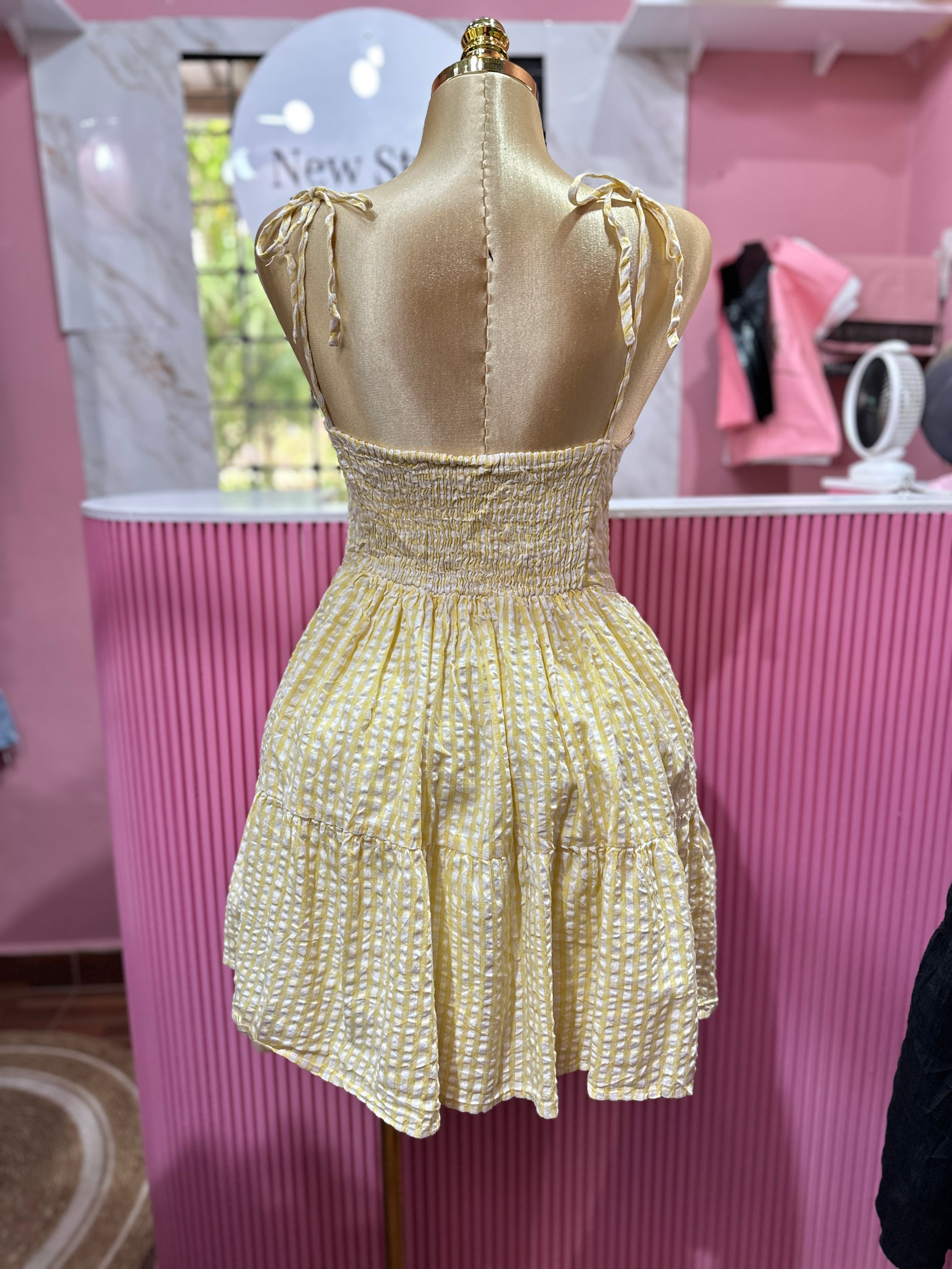 Vestido corto de tirantes con rayas verticales amarillas y blancas