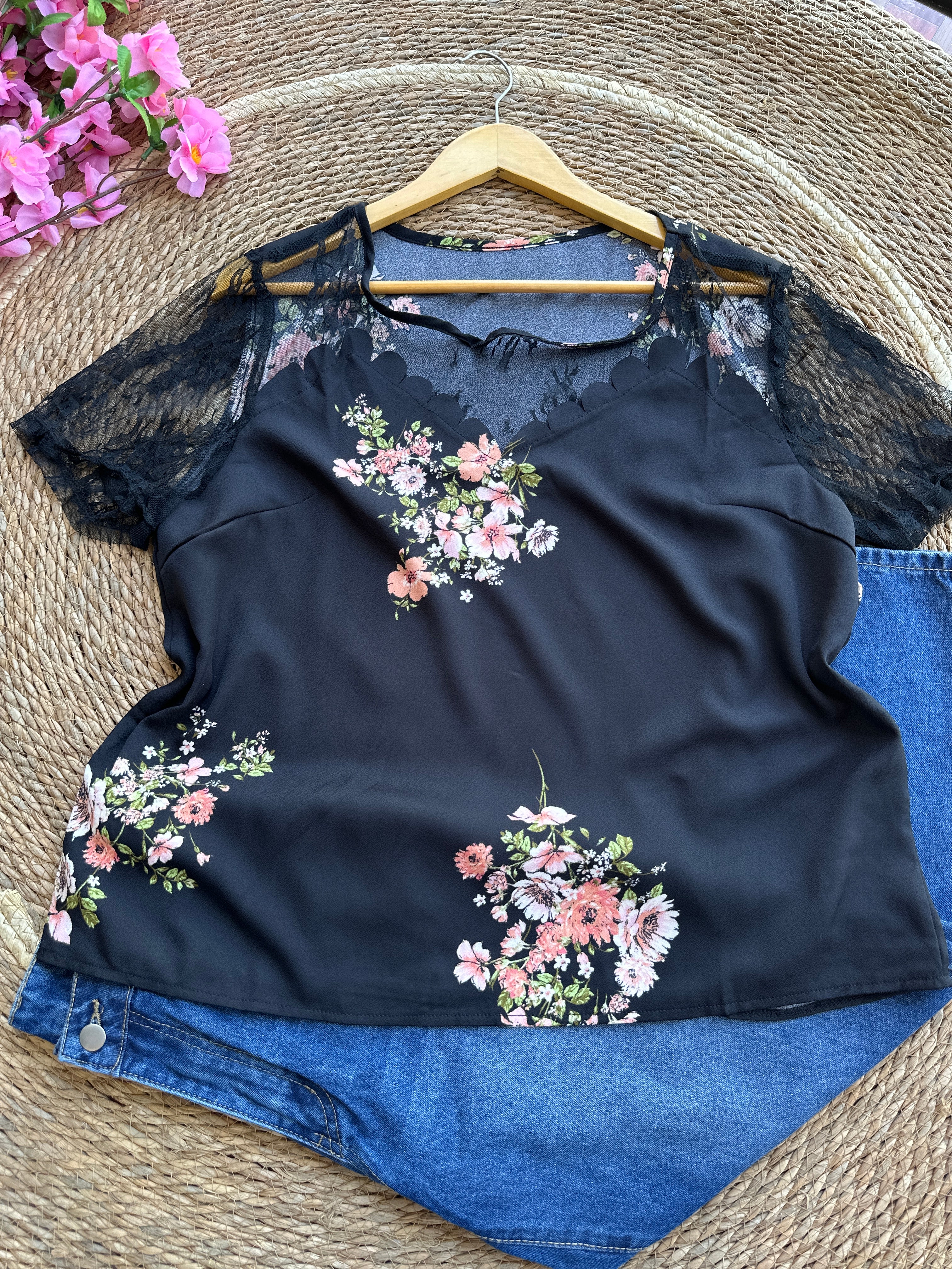 Blusa casual con mangas de encaje