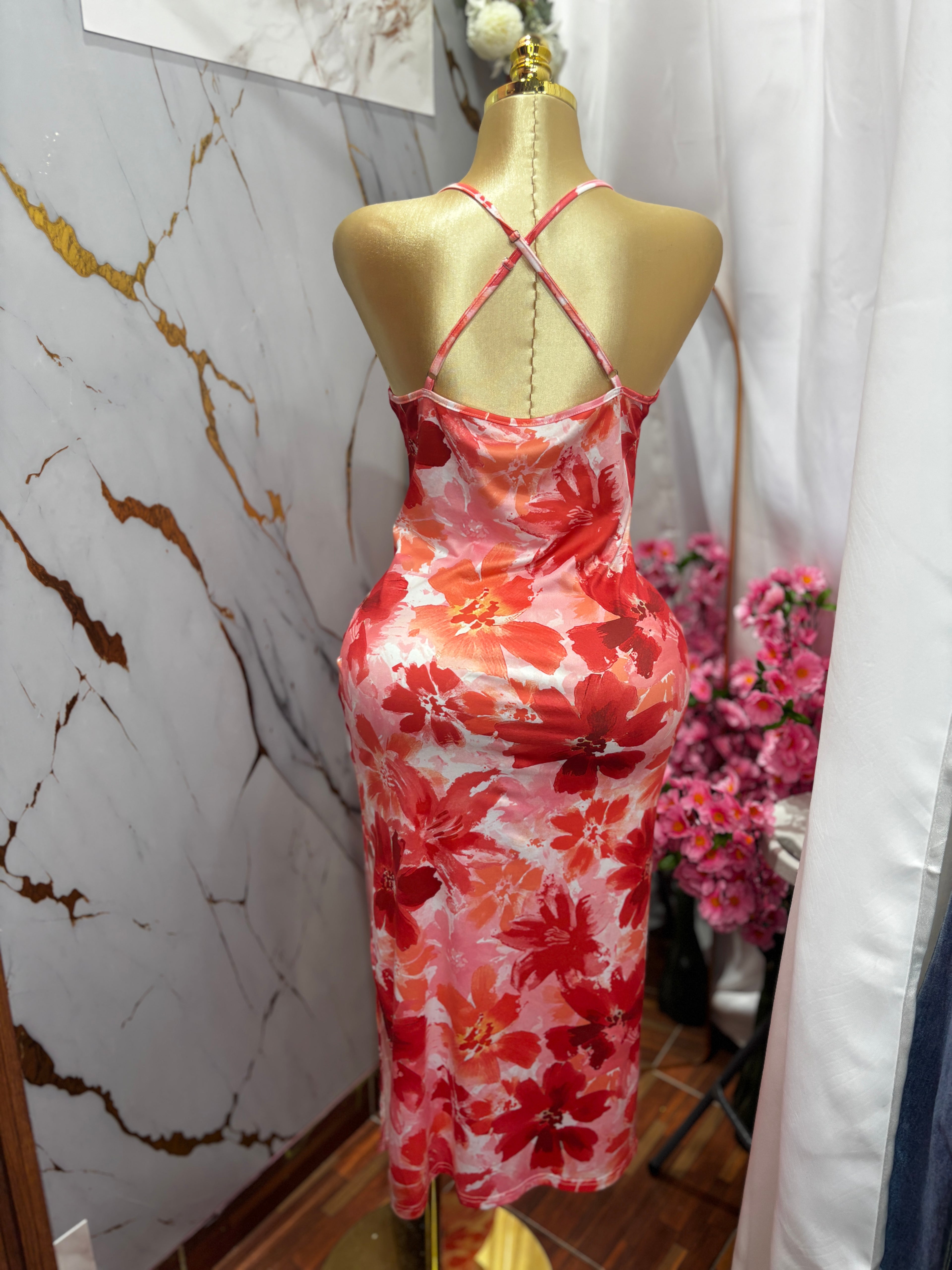 Vestido largo de tirante con abertura a un lado y “x” en la espalda