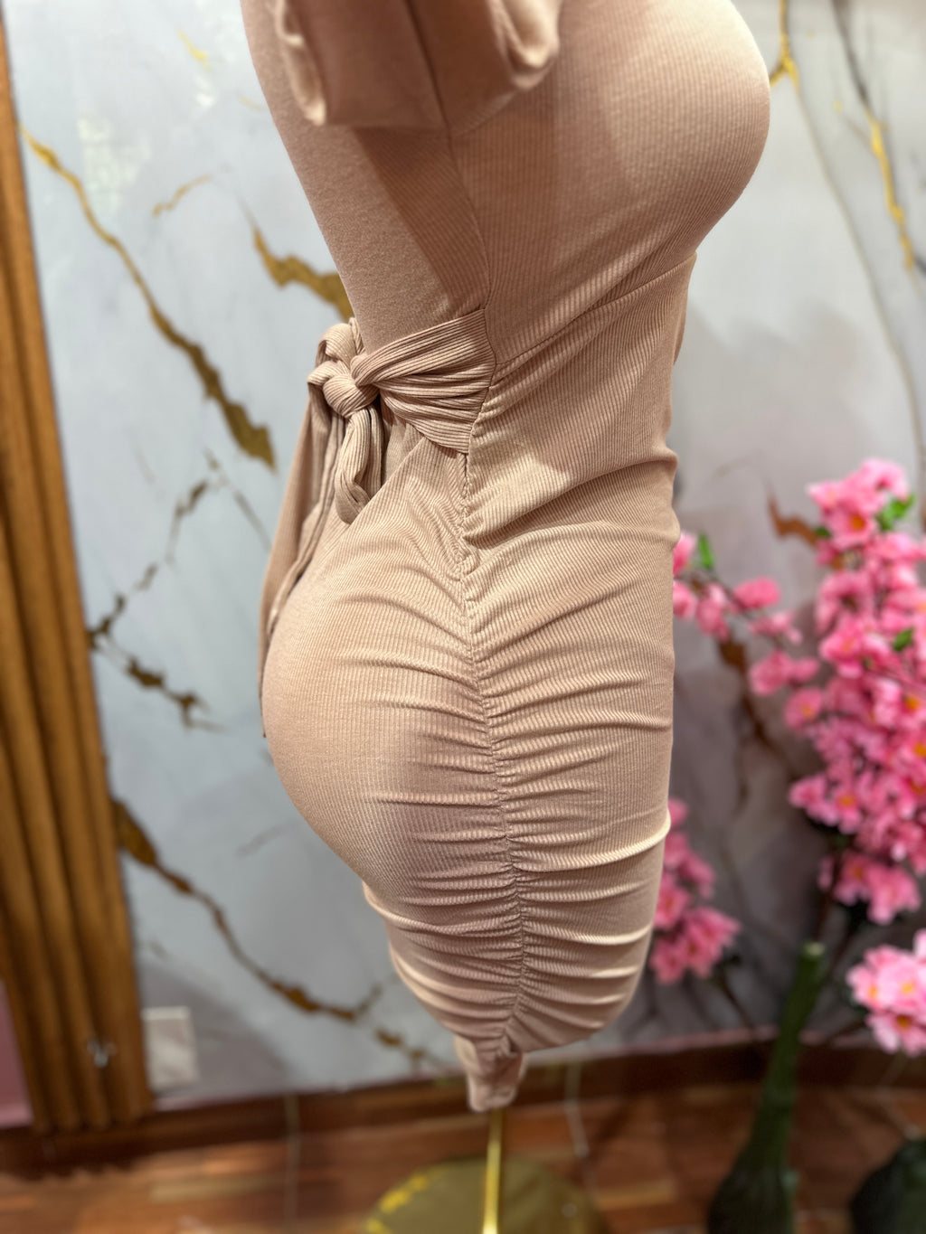 Vestido SHEIN ajustado de manga larga en tono beige con escote cuadrado y detalle fruncido a los lados