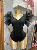 Body negro con cuello en V y mangas voluminosas de malla
