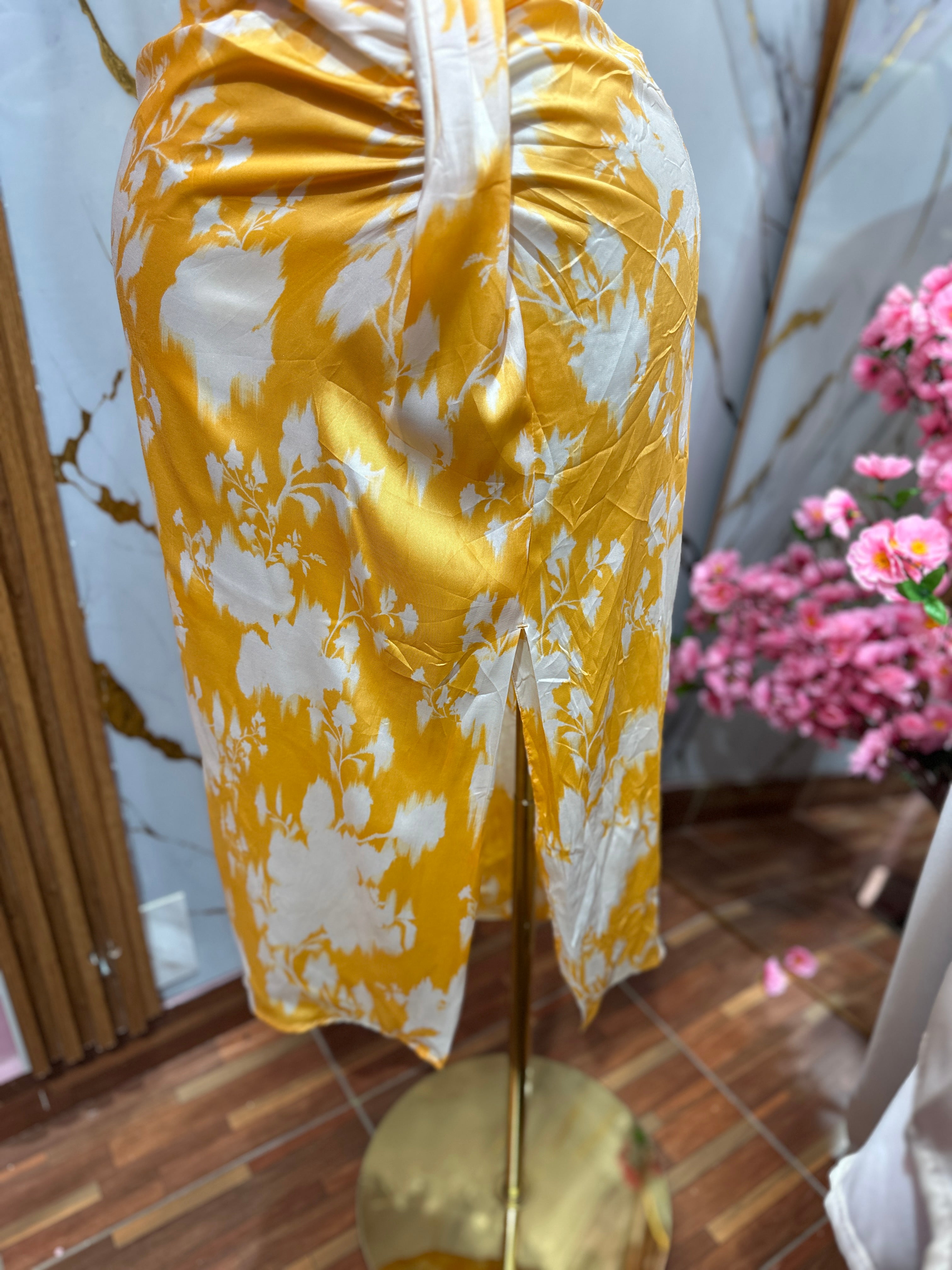 Falda amarilla con estampado floral y abertura lateral