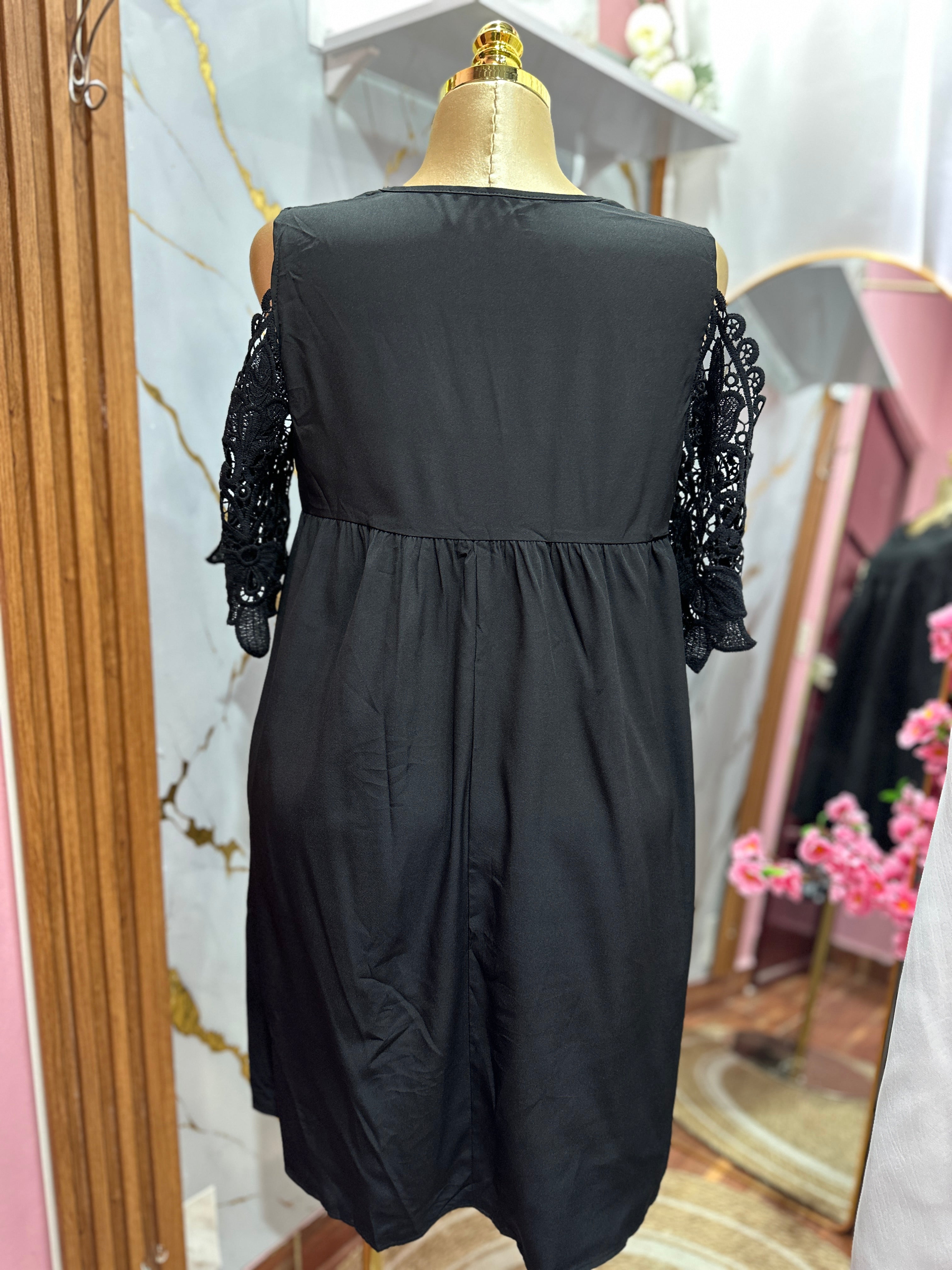Vestido negro con bordado de blonda en las mangas y el pecho