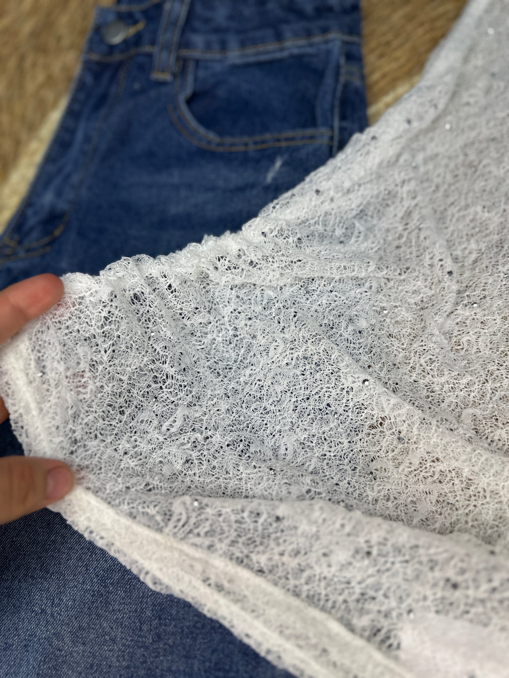 Blusa blanca de encaje suave