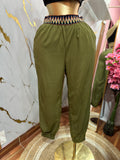 Pantalón fino color verde con colores en la cintura