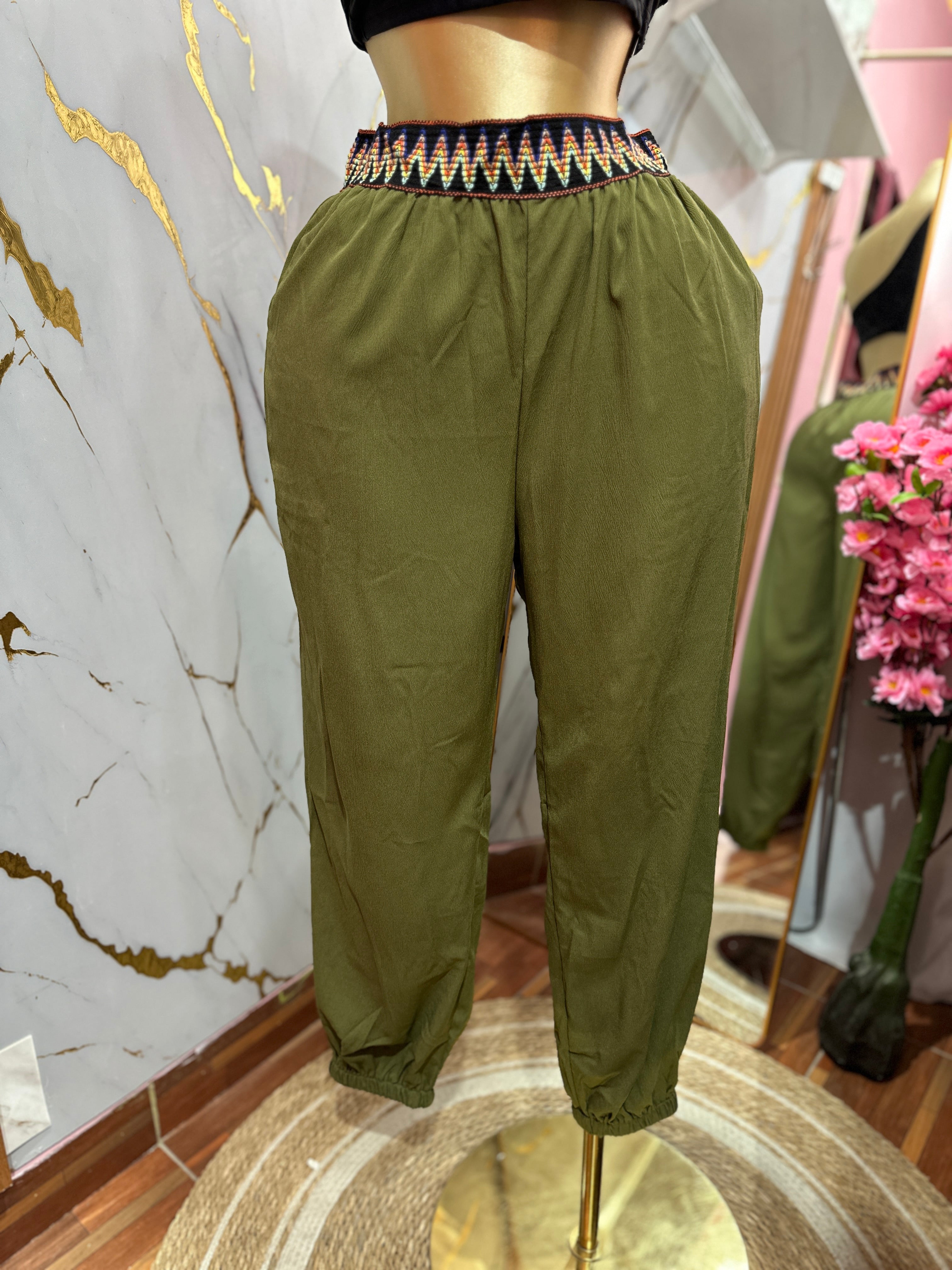 Pantalón fino color verde con colores en la cintura