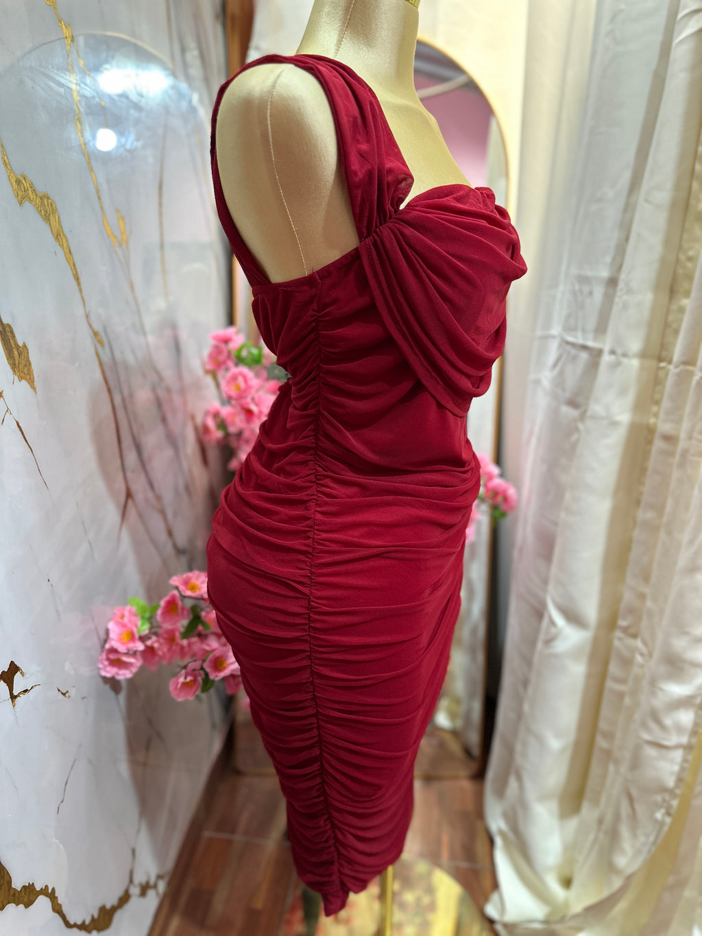 Vestido rojo tipo cóctel con escote drapeado y diseño ajustado