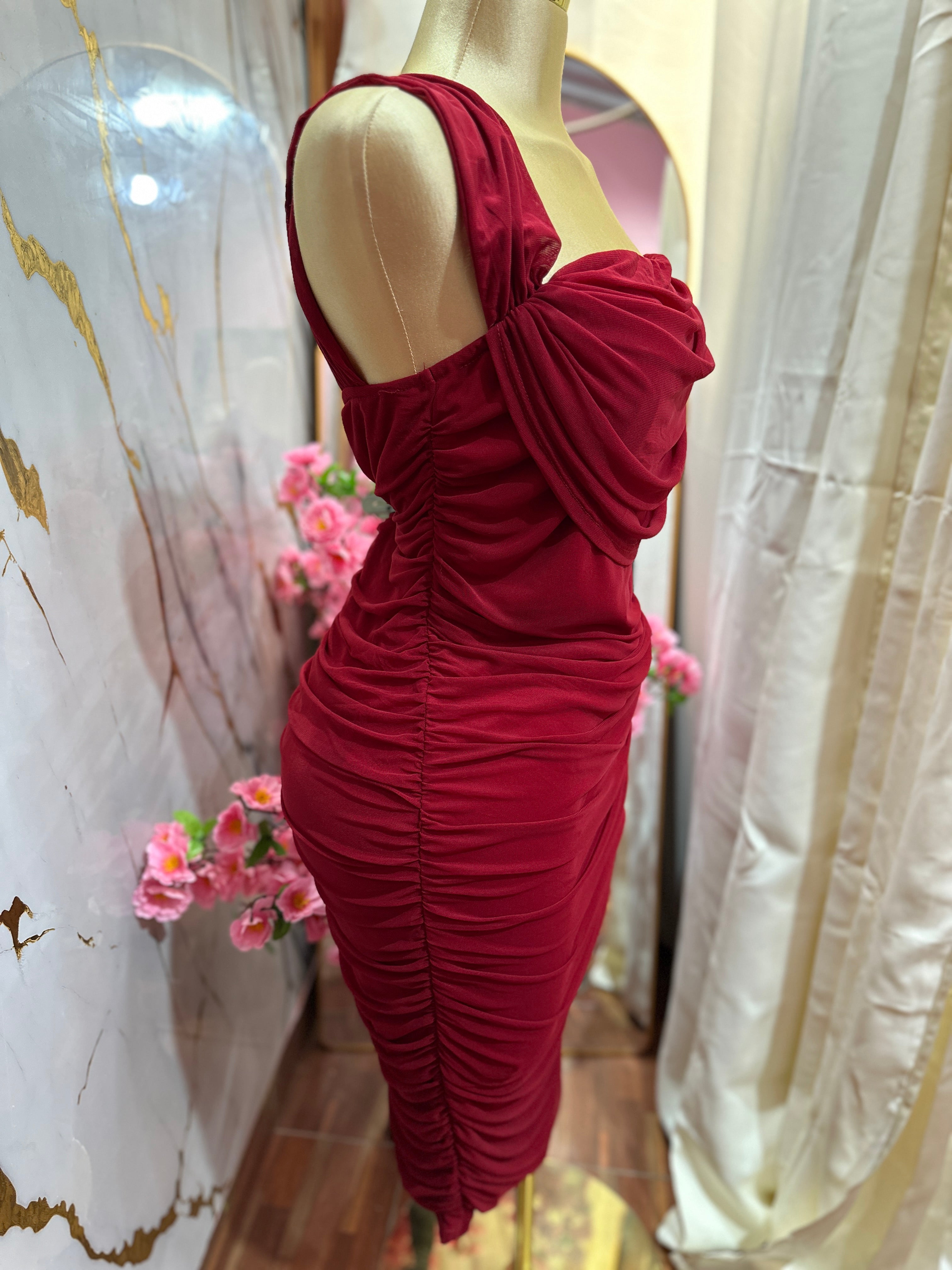 Vestido rojo tipo cóctel con escote drapeado y diseño ajustado