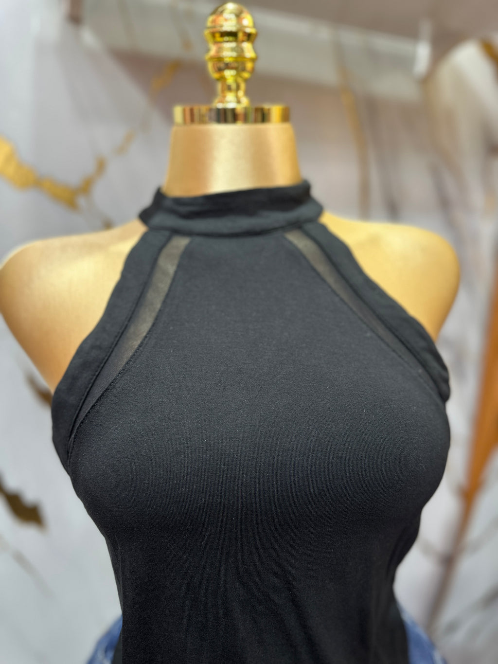 Top negro shein sin mangas con cuello tipo halter