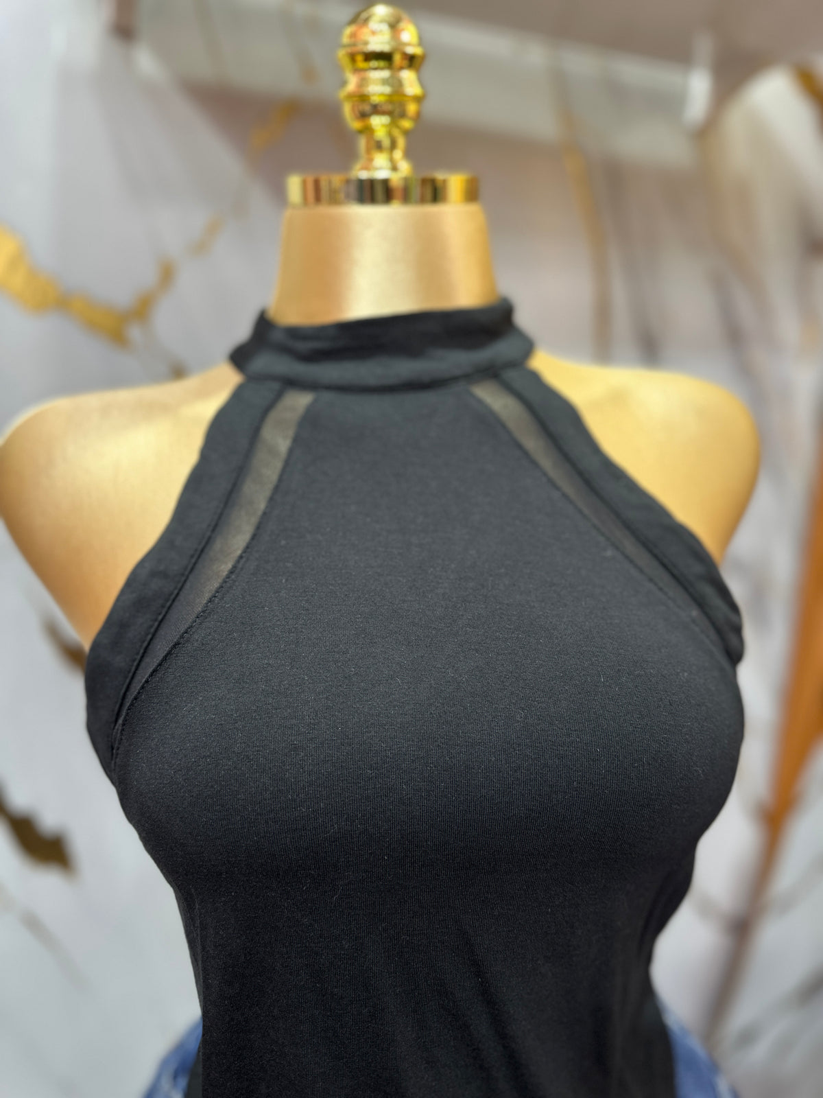 Top negro shein sin mangas con cuello tipo halter