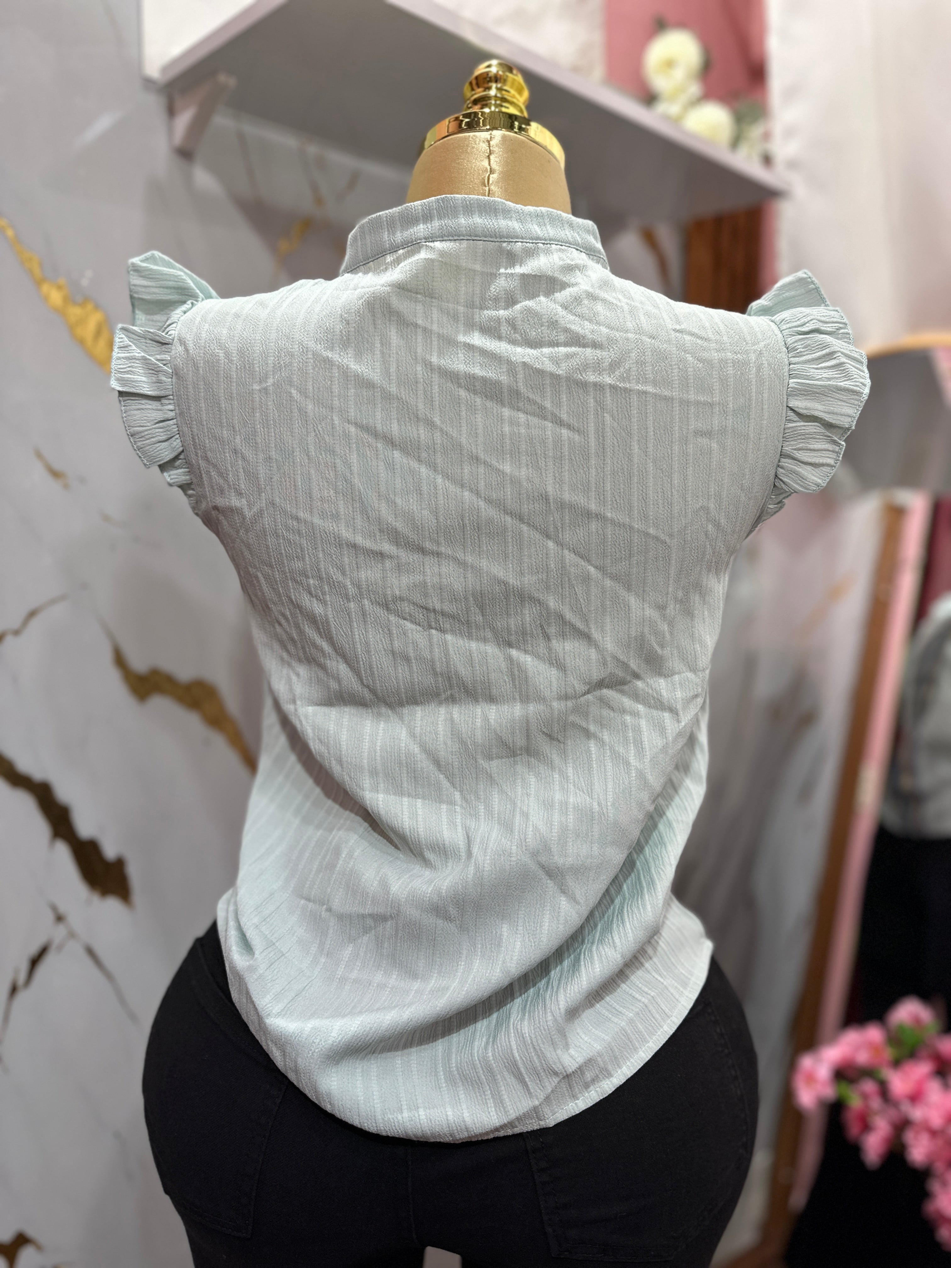 Blusa de manga corta con bordado azul claro