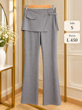 Pantalón acampanado gris con diseño de falda superpuesta y detalle de hebilla
