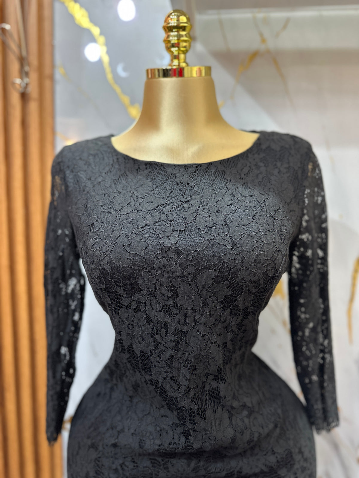 Vestido elegante corto SIMPLY STYLED ajustado de encaje negro con mangas largas
