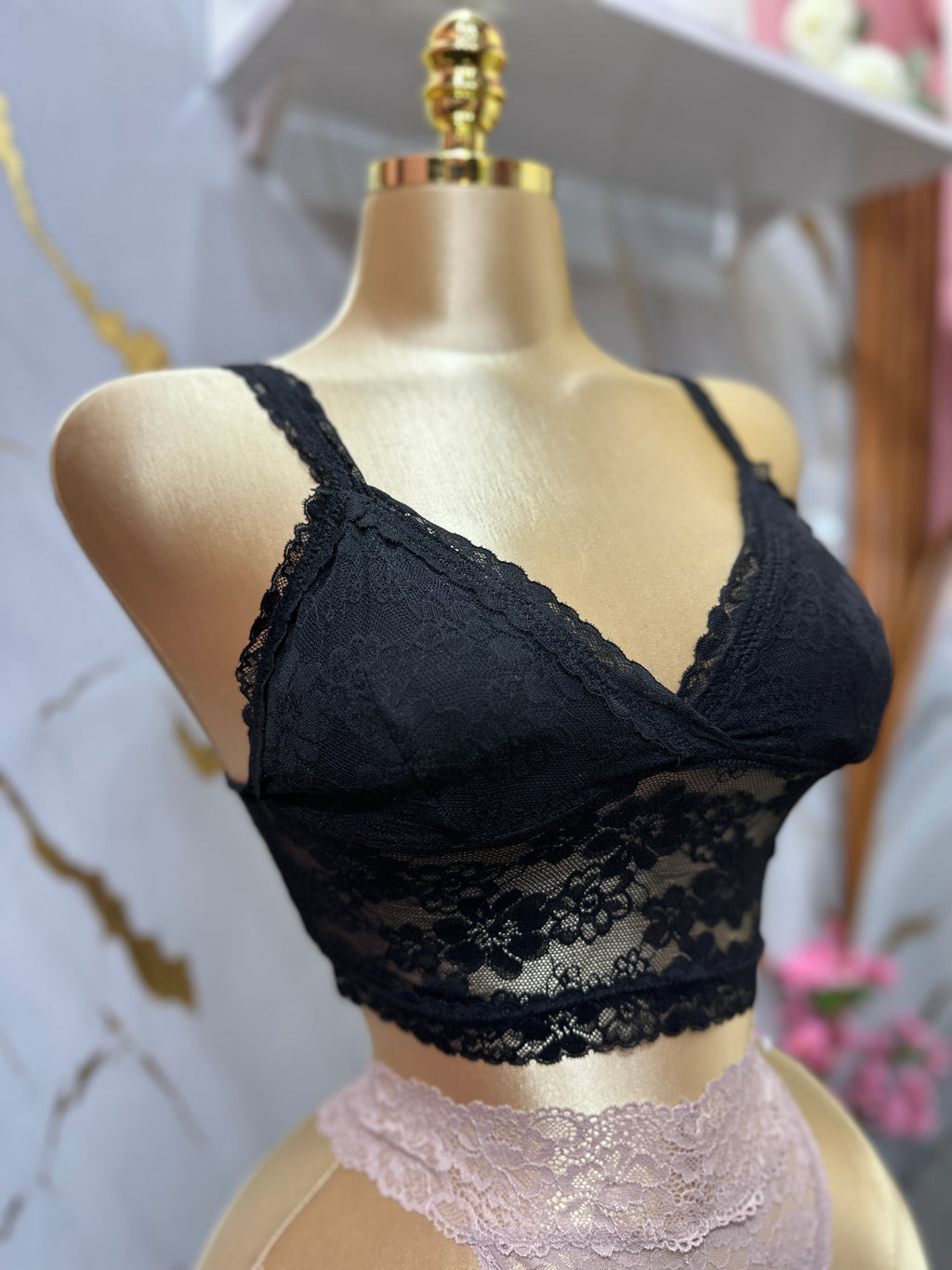 Bralette negro de encaje con diseño de escote en V y tirantes ajustables