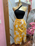 Falda amarilla con estampado floral y abertura lateral