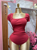 Body ajustado EXPRESS de color rojo con escote cuadrado de mangas cortas