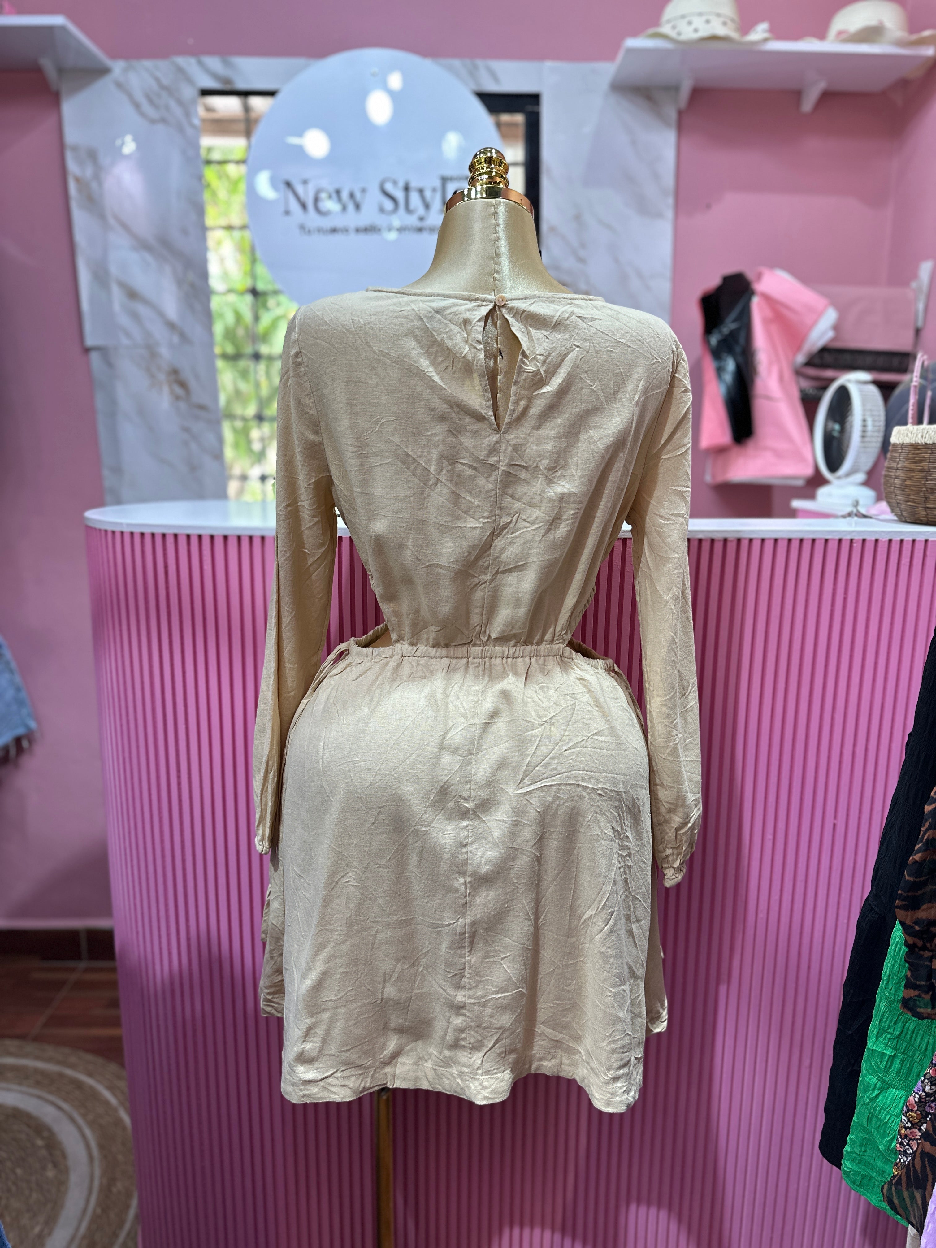 Vestido corto beige de manga larga con cintura elástica y abertura en los costados