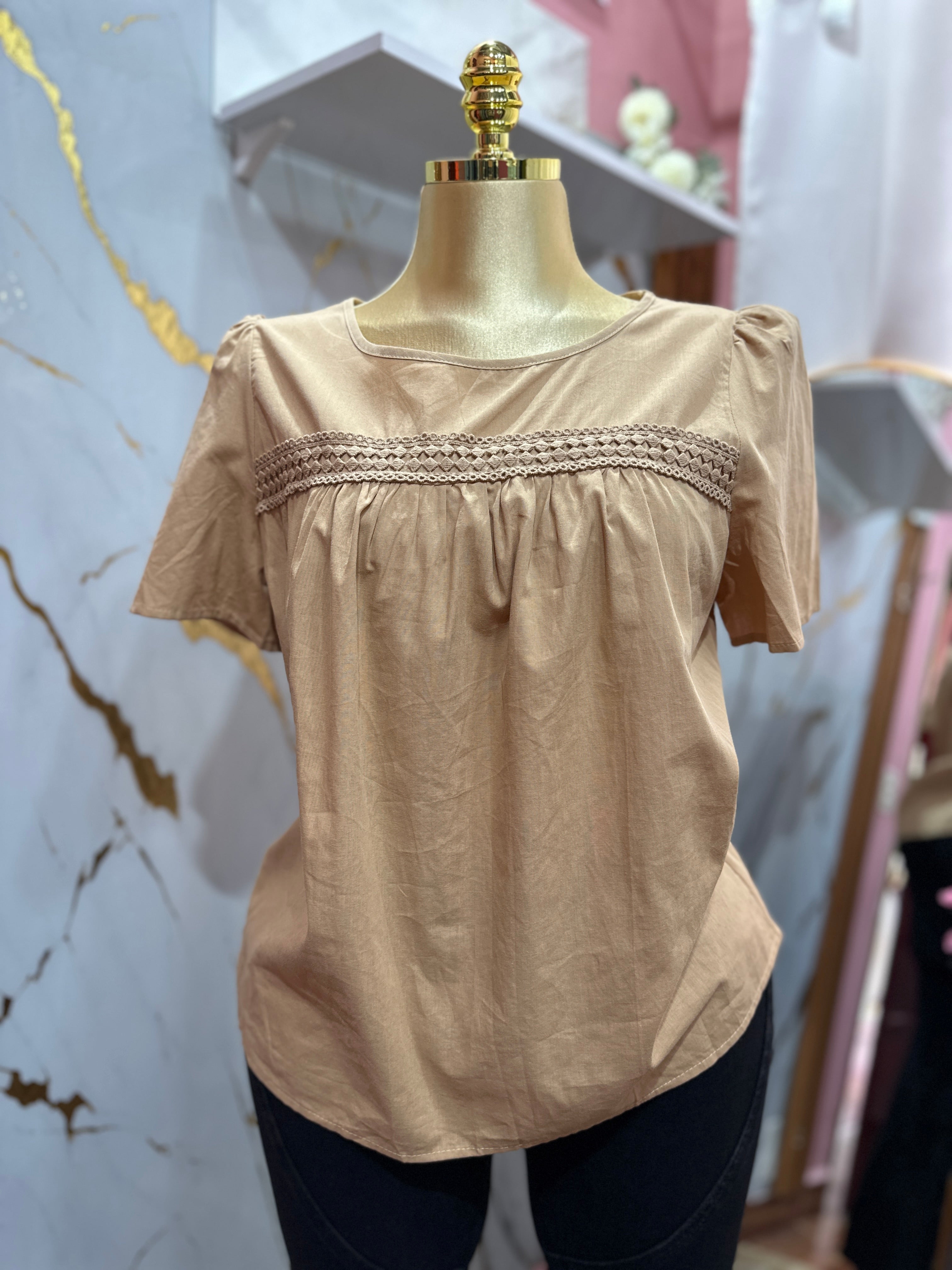Camisa básica tipo manta color café con bordado de blonda en el pecho