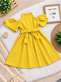 Vestido amarillo para niña con hombros descubiertos, mangas abullonadas y un cinturón de lazo en la cintura