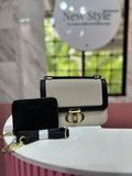 Cartera elegante en color marfil con diseño texturizado incluye su monedero y correa ajustable