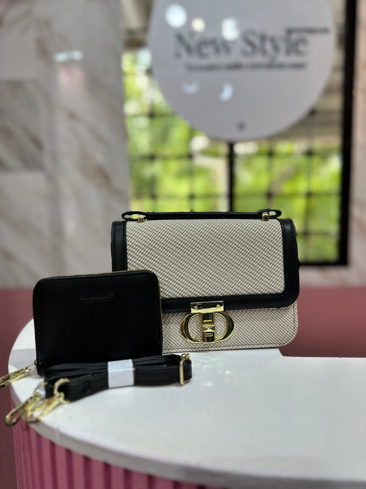 Cartera elegante en color marfil con diseño texturizado incluye su monedero y correa ajustable