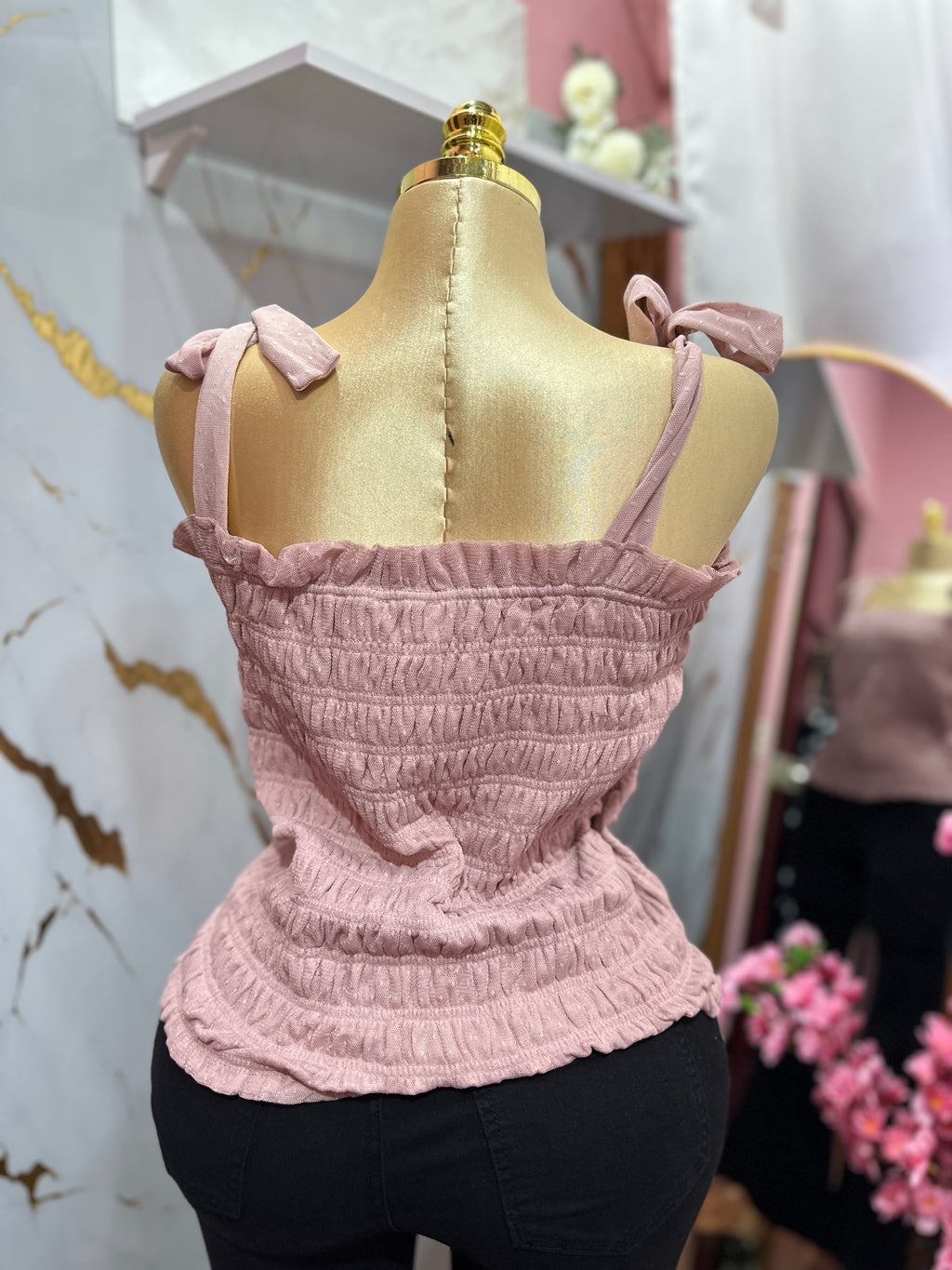 Blusa color rosa palo con diseño fruncido con tirantes de amarrar en los hombros