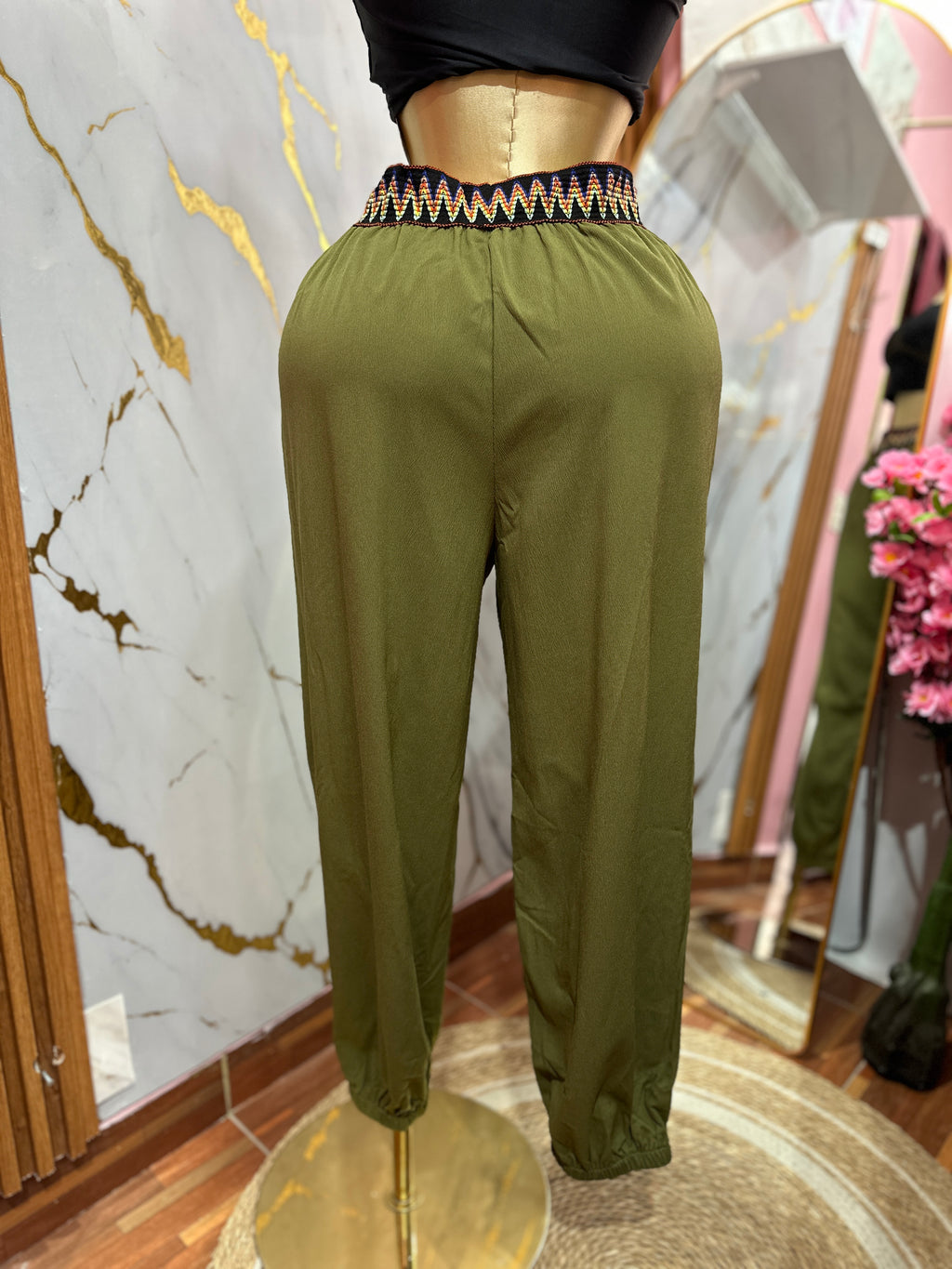 Pantalón fino color verde con colores en la cintura