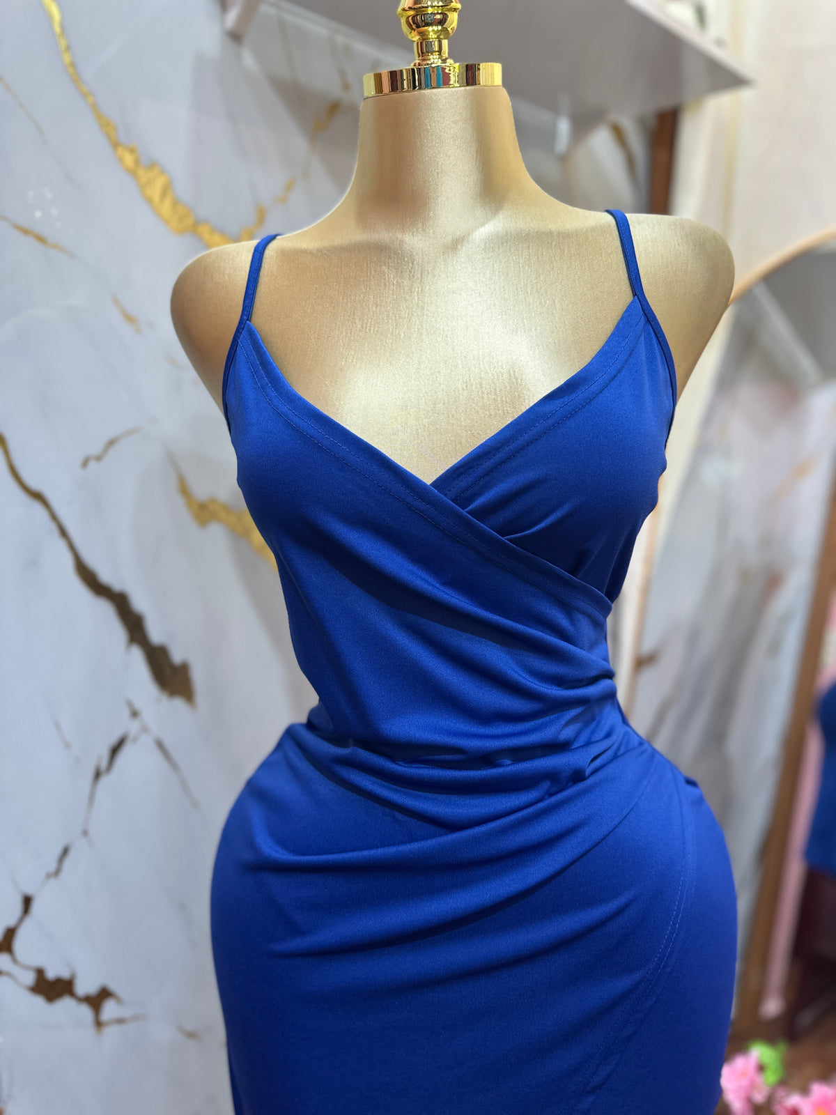 Vestido Corto azul rey presenta un diseño cruzado con drapeado asimétrico y tirantes finos
