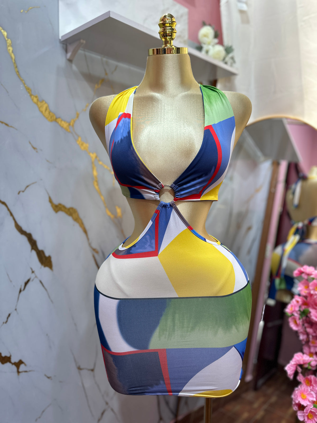 Vestido corto sexy con un cuello estilo halter y diseño de lazos en la espalda