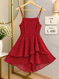 Vestido corto de color rojo con tirantes finos y un llamativo estampado de lunares