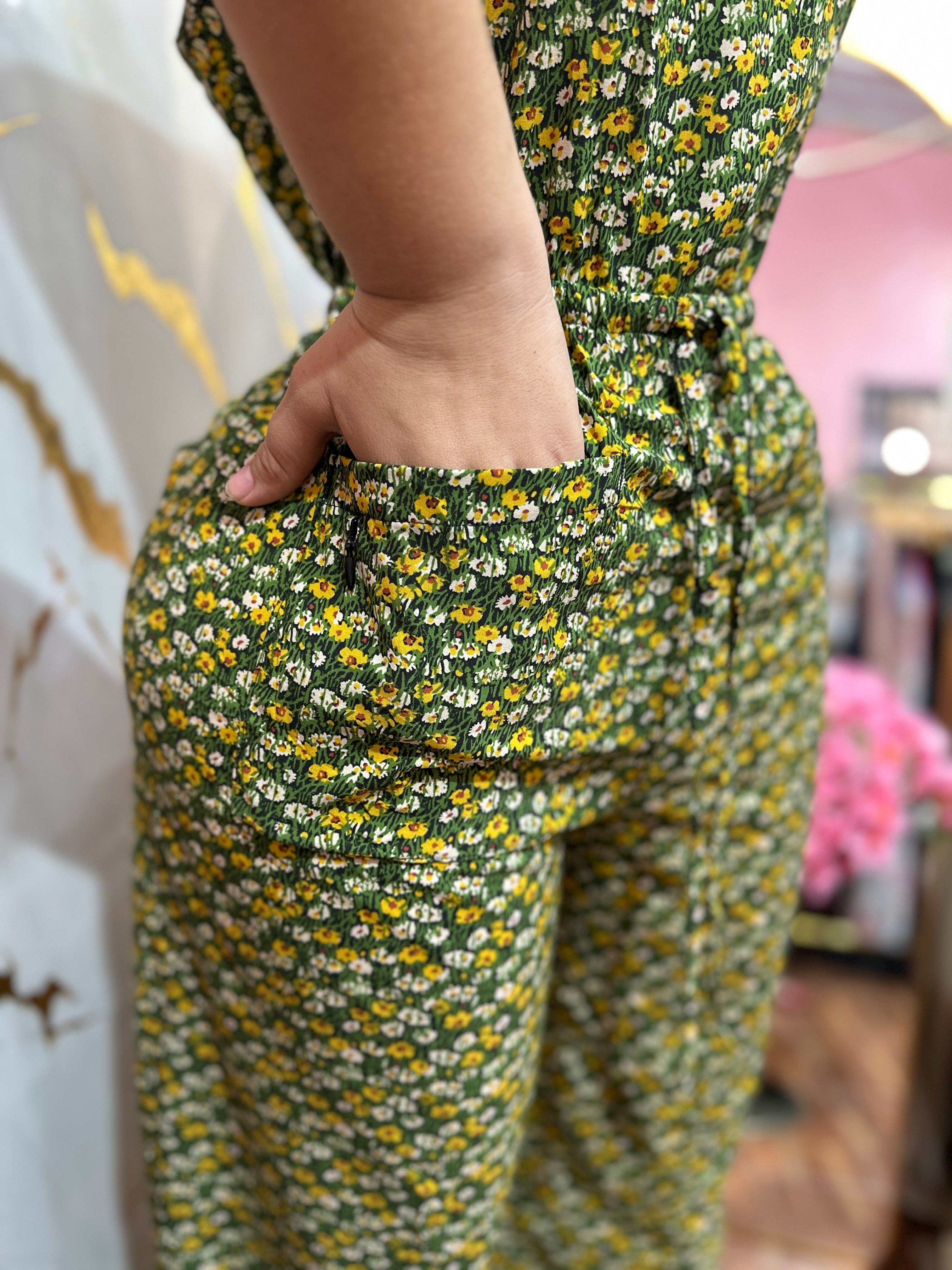 Jumpsuit verde con estampado floral de cuello redondo