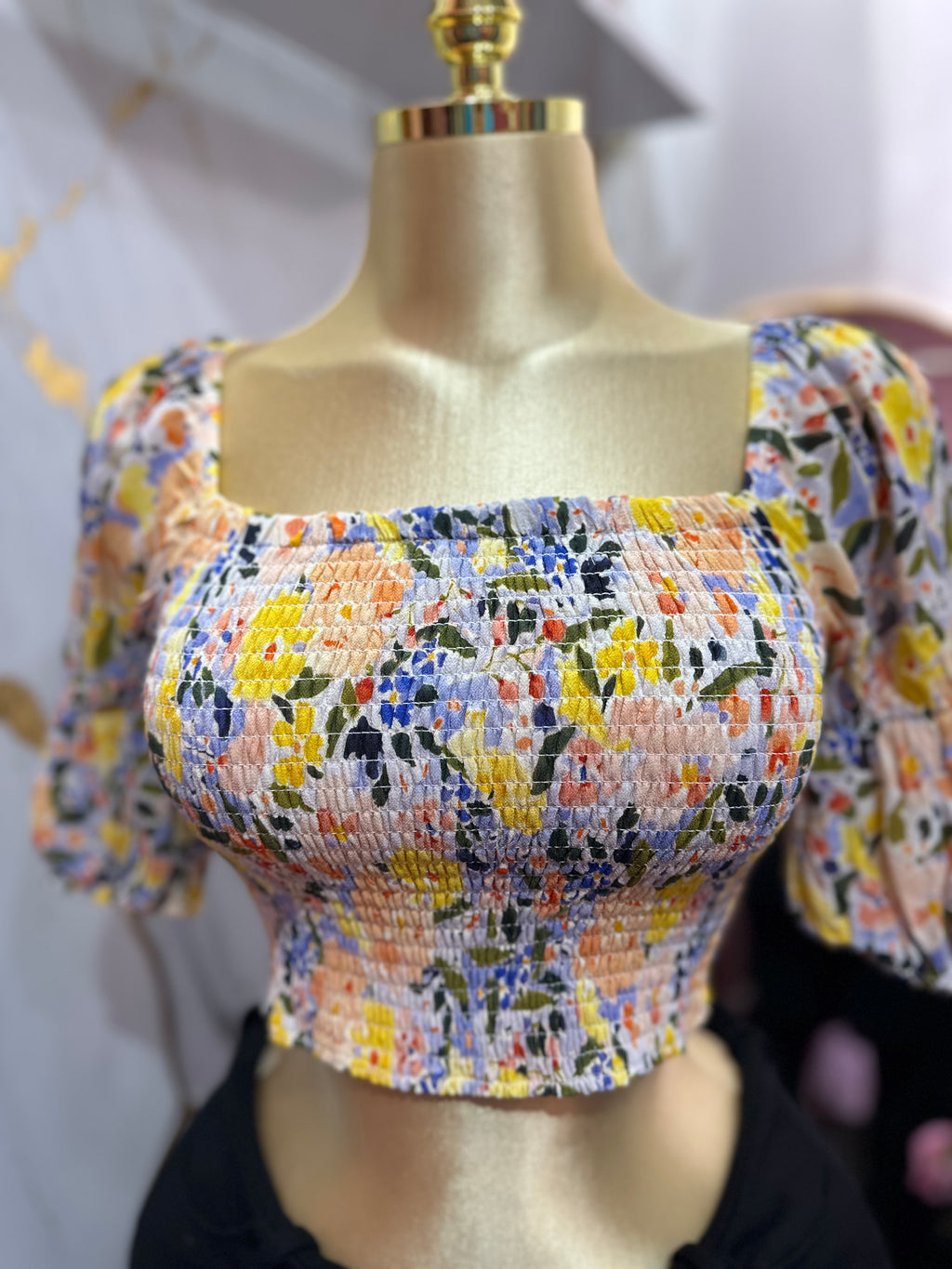 Crop top con estampado floral multicolor y diseño fruncido