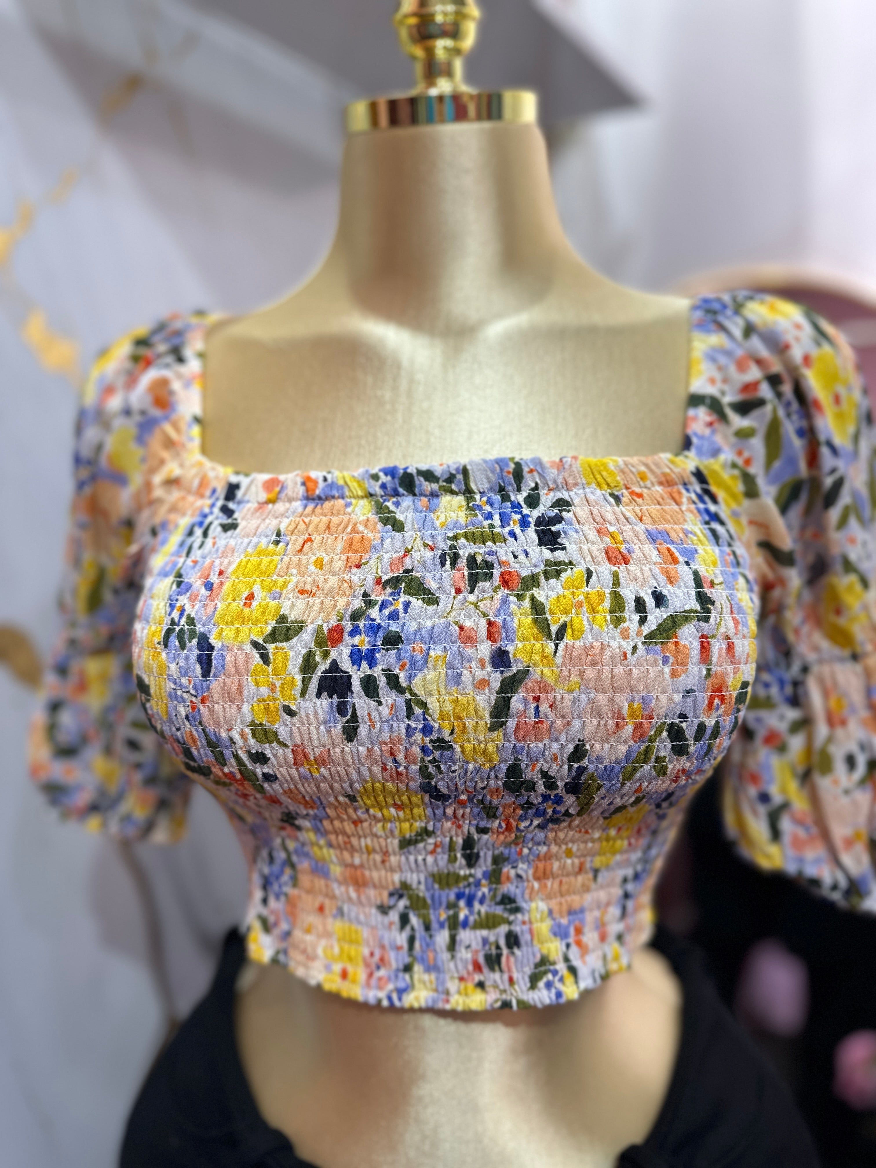 Crop top con estampado floral multicolor y diseño fruncido