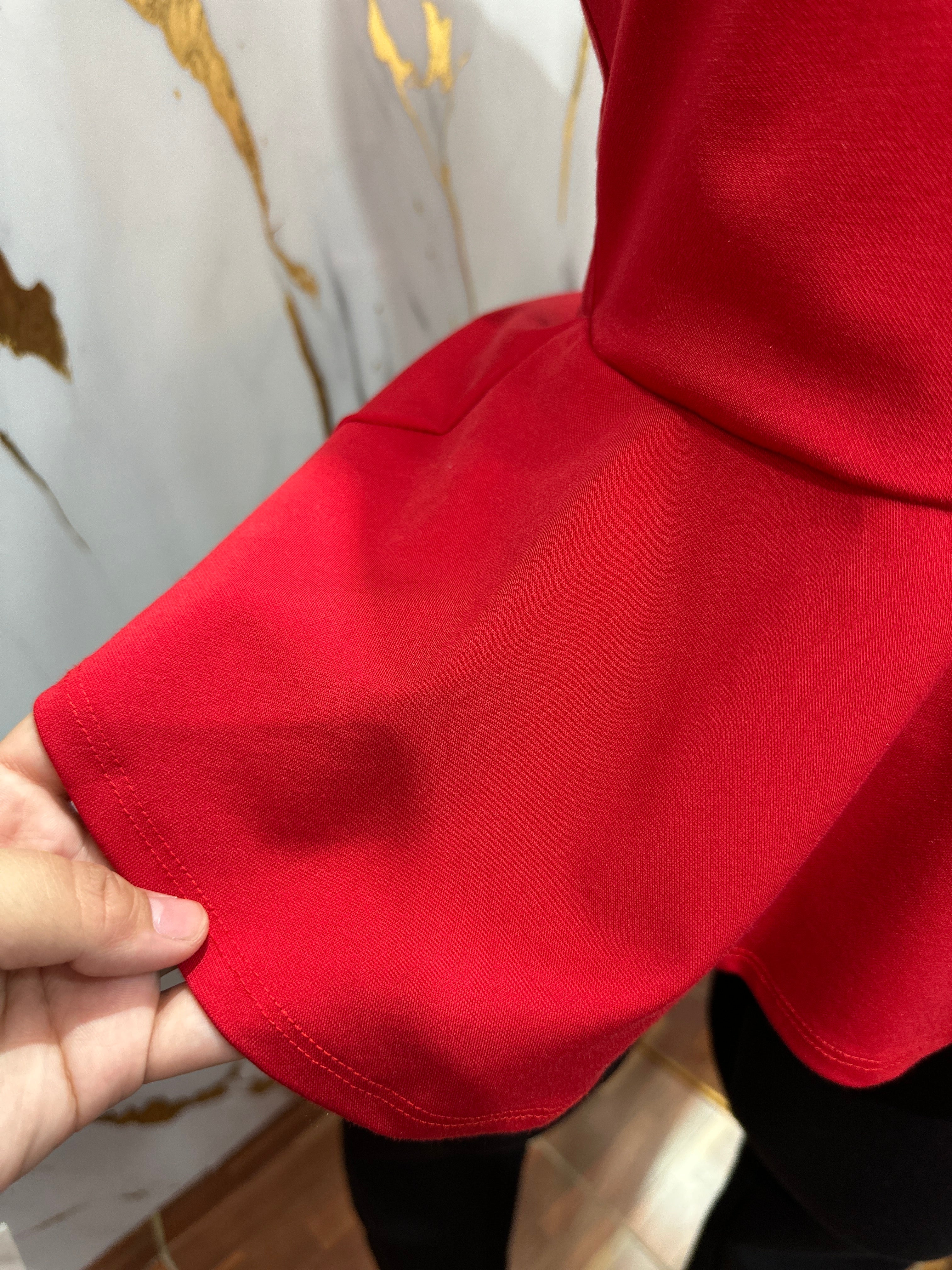 Blusa roja de tirantes finos cruzados en el pecho y un diseño ajustado en la cintura