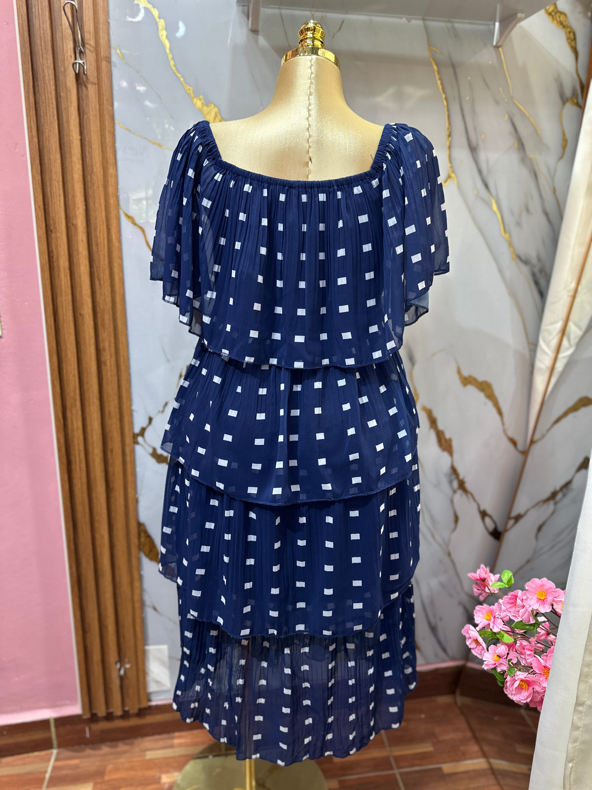 Vestido elegante azul marino con estampado y diseño de volantes en capas