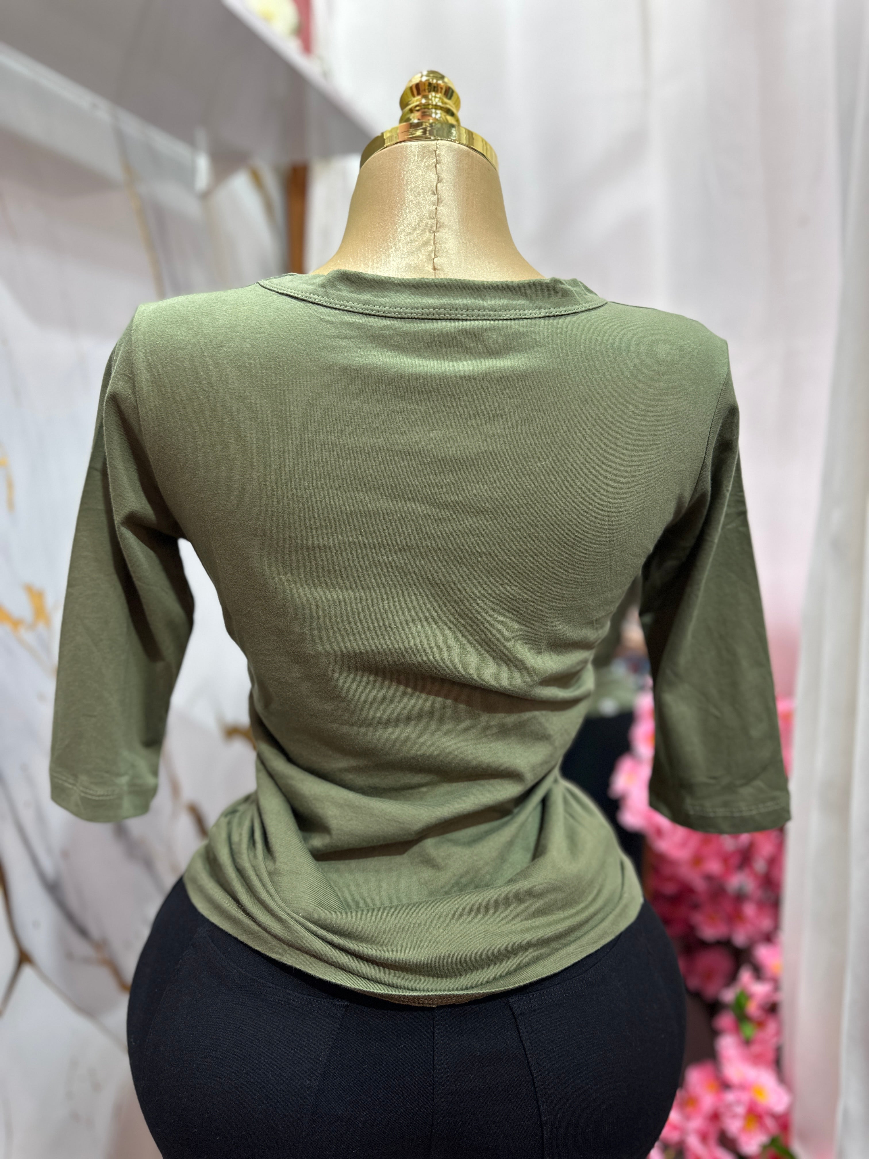 Blusa verde oliva de estilo básico con mangas tres cuartos