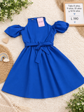 Vestido color azul para niña con hombros descubiertos, mangas abullonadas y un cinturón de lazo en la cintura