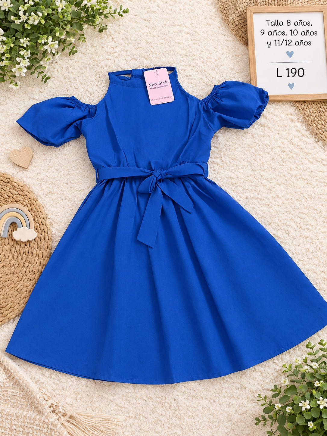 Vestido color azul para niña con hombros descubiertos, mangas abullonadas y un cinturón de lazo en la cintura