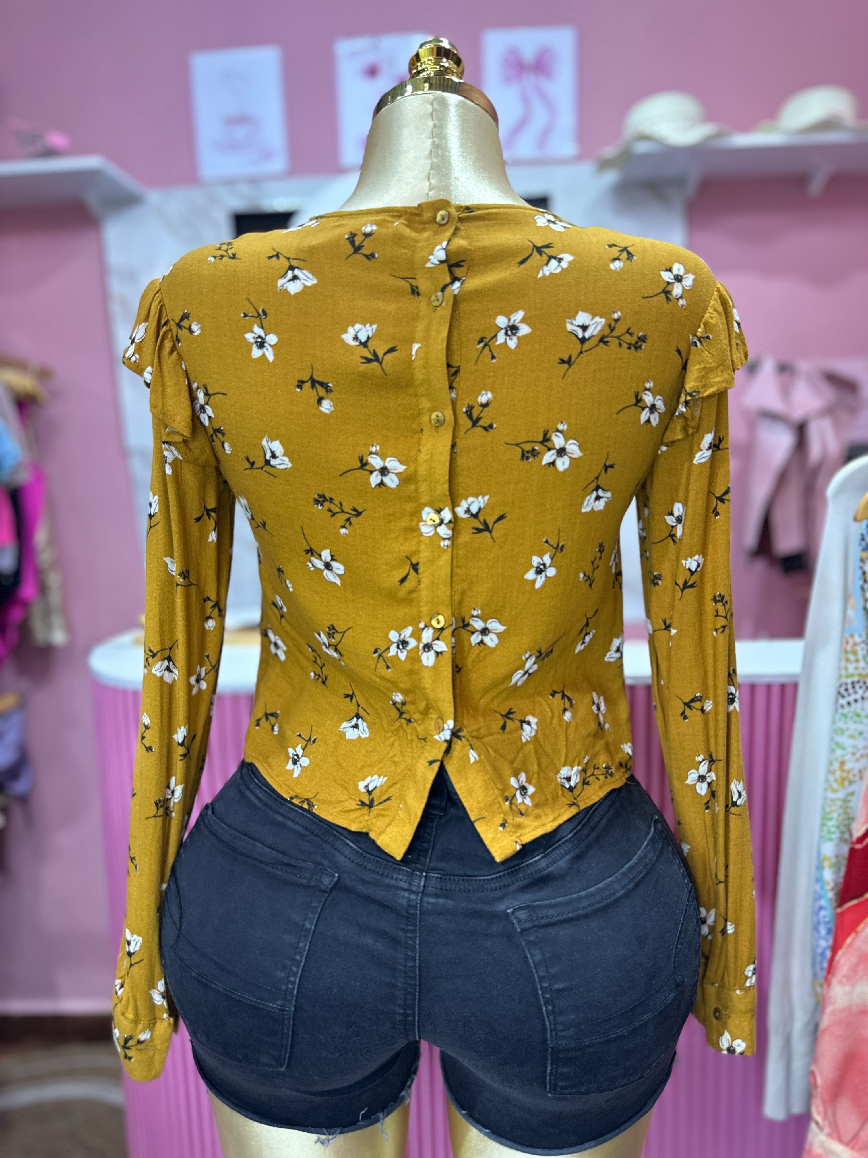 Blusa manga larga formal marca Bershka con botones en la espalda