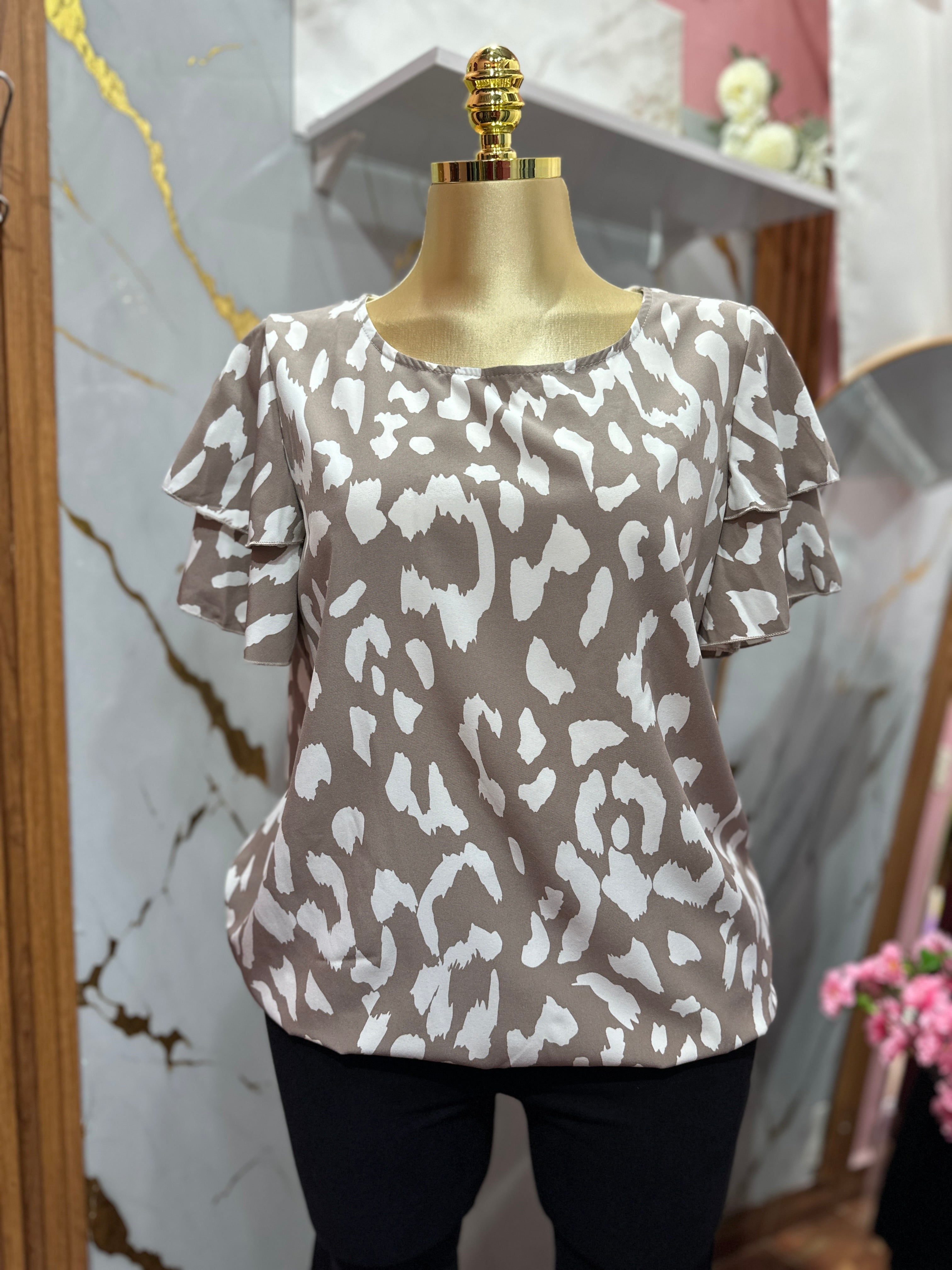 Blusa estilo formal con estampado de manchas blancas