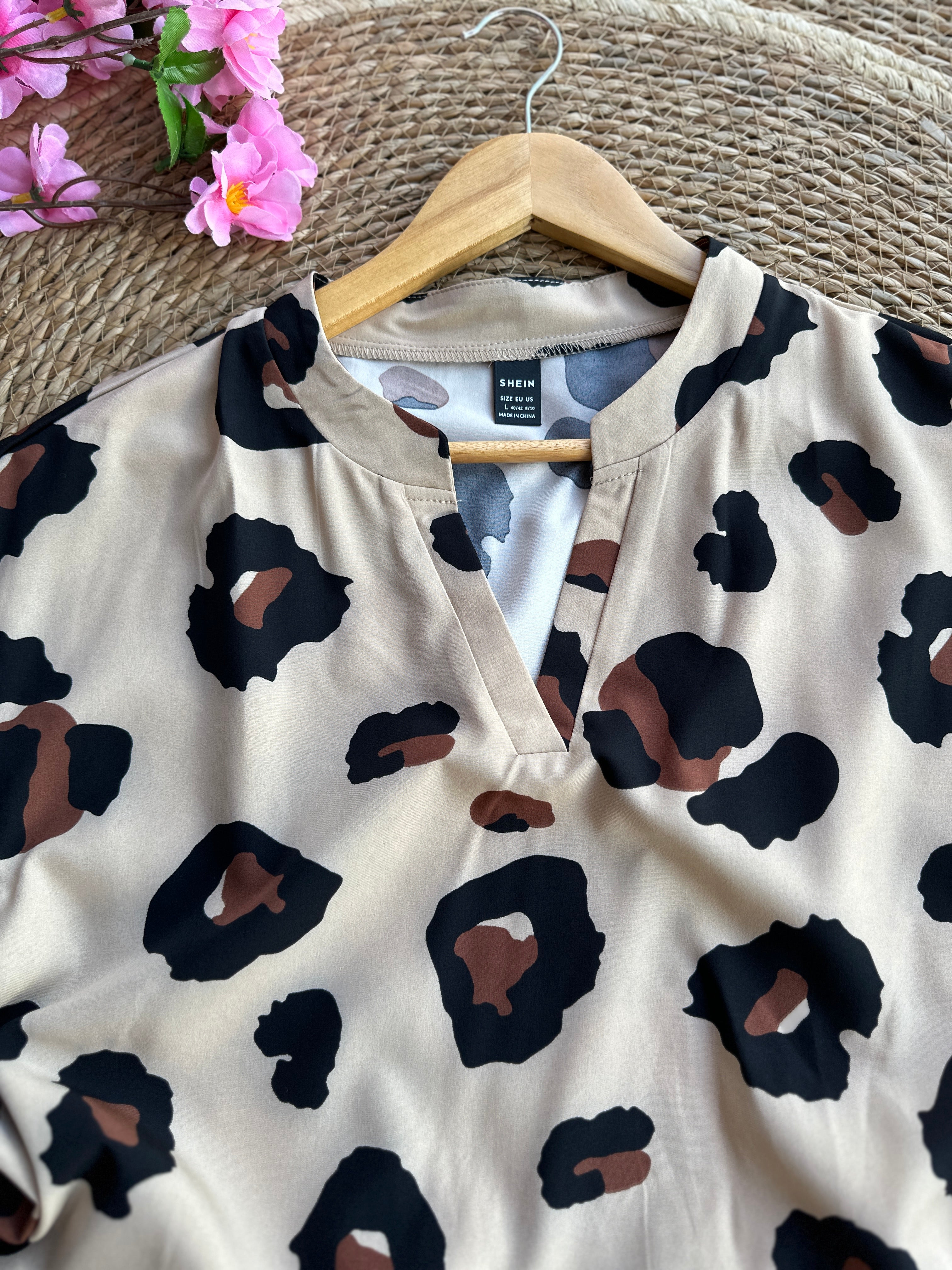 Blusa tipo animal print con cuello en V