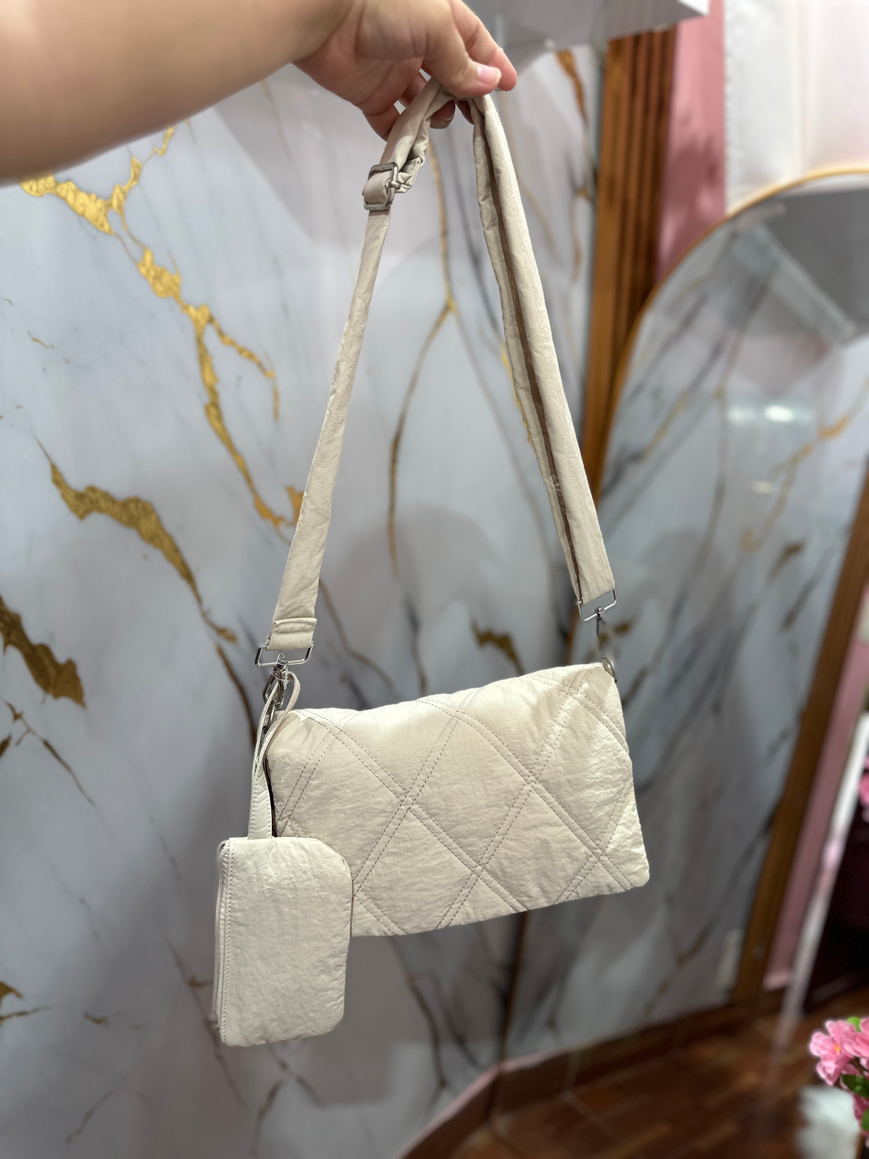 Bolso beige con correa ajustable, cuenta con monedero pequeño a juego 💖🤩