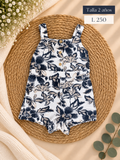 Enterizo sin mangas para niña con un estampado floral y detalle de botones al frente