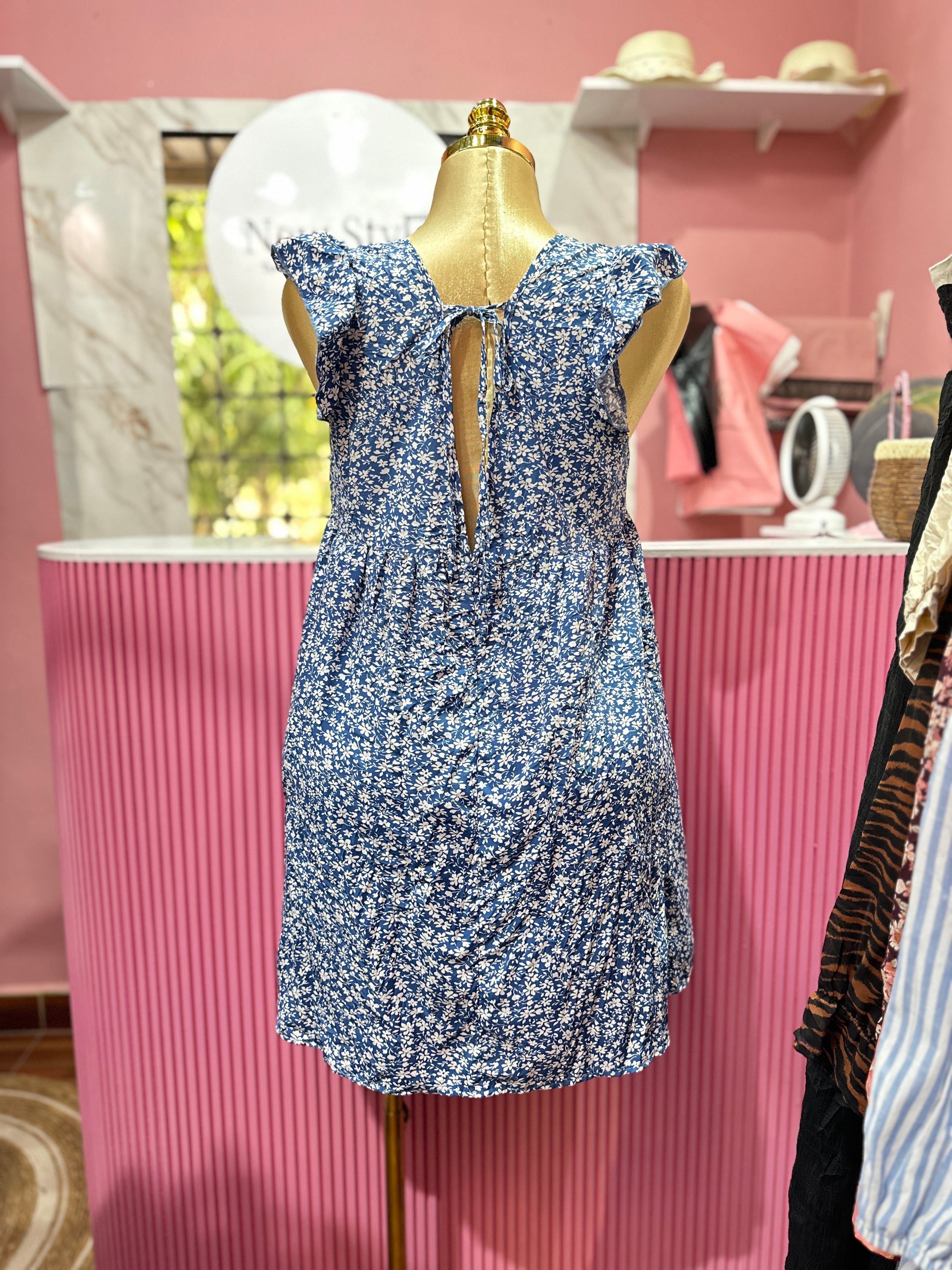 Vestido Corto azul con Estampado floral blanco cuello en V