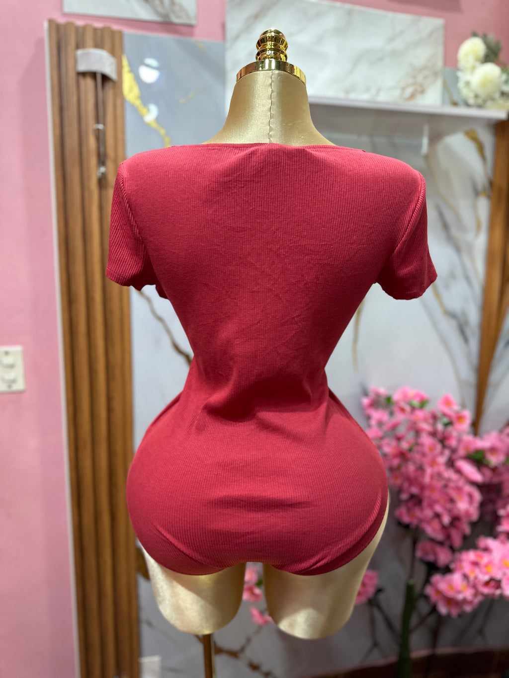 Body ajustado EXPRESS de color rojo con escote cuadrado de mangas cortas