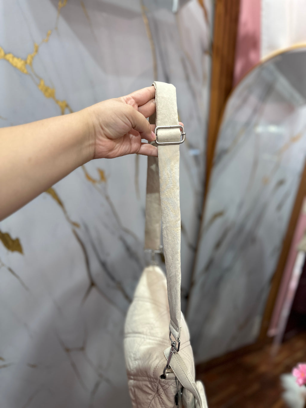Bolso beige con correa ajustable, cuenta con monedero pequeño a juego 💖🤩