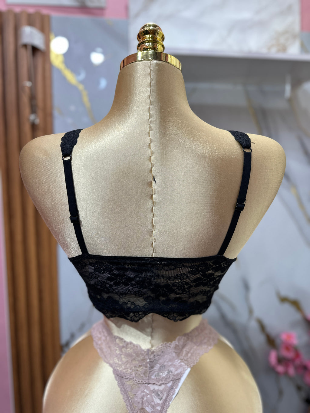 Bralette negro de encaje con diseño de escote en V y tirantes ajustables