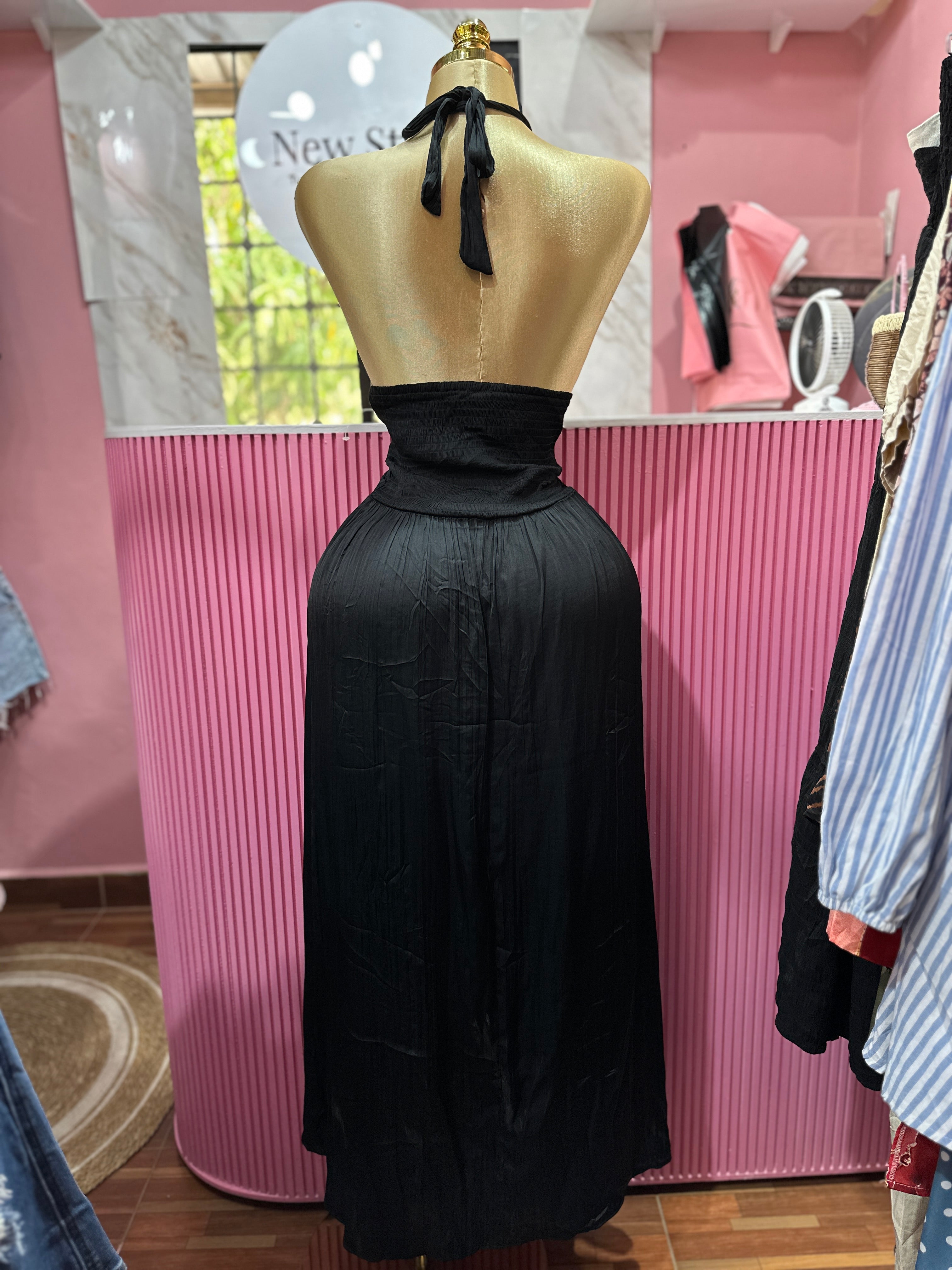 Vestido Negro largo con escote en V pronunciado y espalda descubierta
