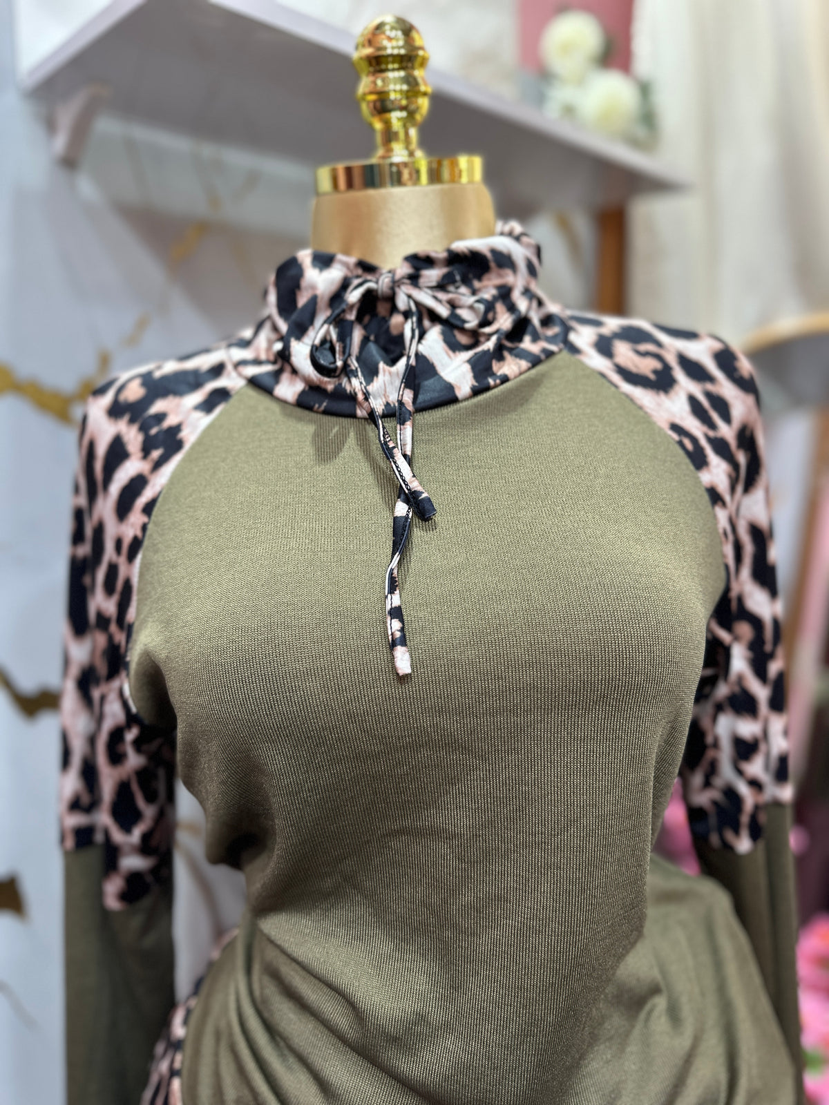 Blusa verde SHEIN de manga larga con estampado de leopardo