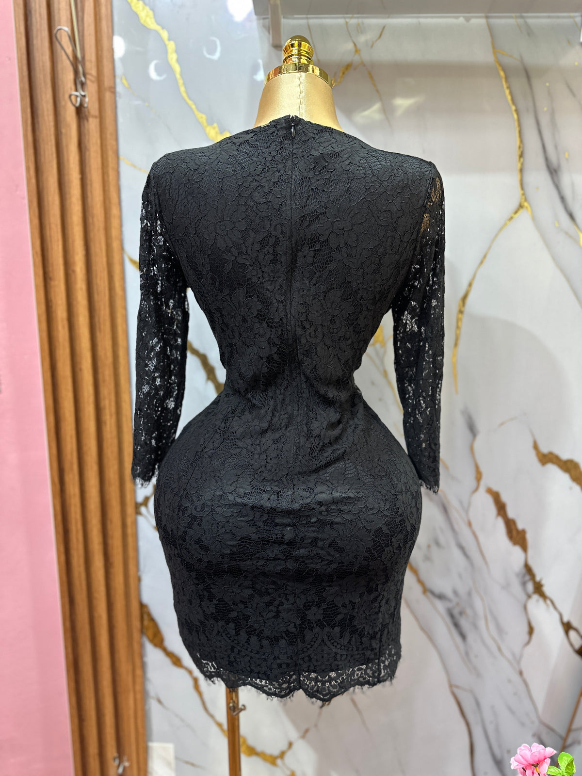 Vestido elegante corto SIMPLY STYLED ajustado de encaje negro con mangas largas
